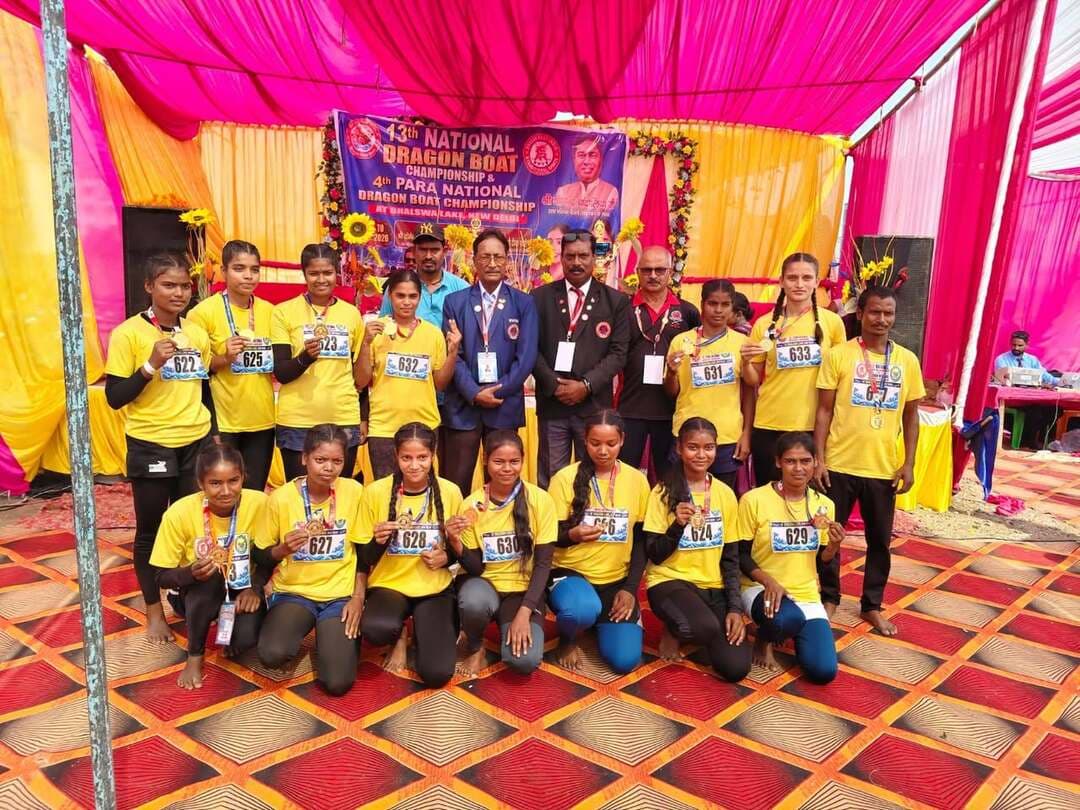 🏆🥇 राष्ट्रीय ड्रैगन बोट चैंपियनशिप में बिहार का स्वर्णिम परचम! 🚣♂️🎉
🌟 अरवल की धरती पर प्रशिक्षण, राष्ट्रीय स्तर पर स्वर्णिम सफलता! 🌟
दिल्ली में आयोजित राष्ट्रीय ड्रैगन बोट चैंपियनशिप में बिहार की टीम ने शानदार प्रदर्शन करते हुए गोल्ड मेडल 🥇 जीतकर पूरे प्रदेश को गौरवान्वित किया है।
👏 विशेष गर्व की बात है कि विजेता टीम के खिलाड़ियों ने अरवल जिले के करपी प्रखंड अंतर्गत झिकटिया गाँव में आयोजित 15 दिवसीय प्रशिक्षण शिविर में प्रशिक्षण प्राप्त किया था।
यह ऐतिहासिक उपलब्धि खिलाड़ियों की कड़ी मेहनत, अनुशासन, समर्पण एवं उत्कृष्ट खेल प्रतिभा का परिणाम है।
💐 जिला प्रशासन, अरवल एवं जिला खेल पदाधिकारी श्री रितेश कुमार की ओर से सभी विजेता खिलाड़ियों को हार्दिक बधाई एवं उज्ज्वल भविष्य की शुभकामनाएँ!
✨ अरवल में प्रशिक्षण, दिल्ली में विजय — बिहार के खिलाड़ियों ने रचा स्वर्णिम इतिहास! 🇮🇳🏆
#DistrictAdministrationArwal #DragonBoatChampionship #GoldMedal #TeamBihar #Arwal #Jhiktiya #BiharSports #ProudMoment #KheloIndia