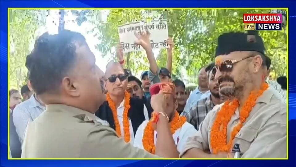 बेस अस्पताल अस्पताल की मांग को सिमली जिला चमोली से पैदल पहुंचे लोग। राजधानी देहरादून