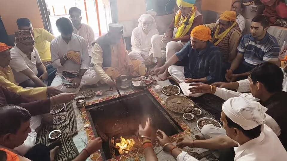 LIVE नाहन: सदियों पुरानी परंपरा आज भी कायम, राजपरिवार ने कालीस्थान मंदिर में किया खड्ग पूजन वा हवन का आयोजन..