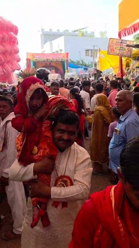 कन्या पूजन उपरांत, मां दुर्गा के स्वरूप बच्ची की छवि में,माता का स्वरूप का दर्शन का सौभाग्य प्राप्त किया. कन्या पूजन का अर्थ है नारी शक्ति का सम्मान। छोटी बच्ची में देवी का रूप माना जाता है, इसलिए उसे आदर, प्रेम और सराहना के साथ आपका मित्र शम्भू कुमार सागर का संदेश है कि नारी सम्मान, समाज की आधारशिला है। कन्या पूजन से हम विनम्रता, सुरक्षा और समानता रखते हैँ
जय दुर्गे!!!