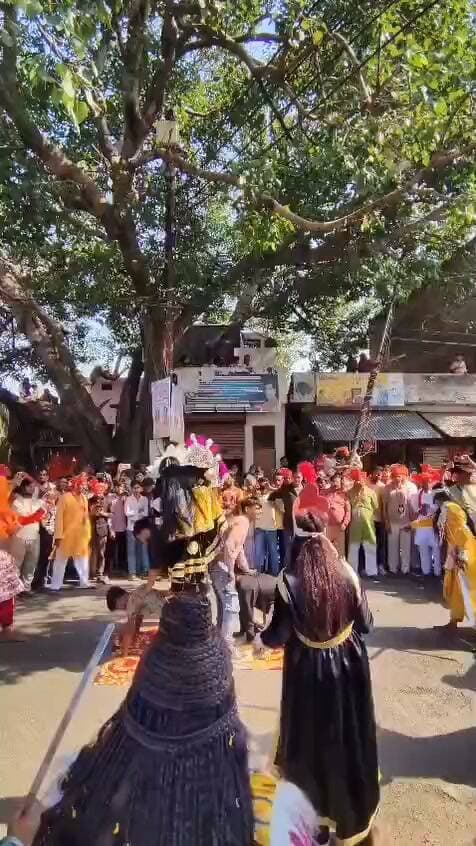 ढोल-नगाड़ों और धार्मिक झांकियों के साथ निकली मां भगवती की विसर्जन शोभायात्रा, जयकारों से गूंजा सांडी नगर
हरदोई। सांडी कस्बे में विजयदशमी के अवसर पर मां भगवती की प्रतिमाओं की विसर्जन शोभायात्रा धूमधाम और भक्तिमय माहौल में निकाली गई। शोभायात्रा में हजारों श्रद्धालु शामिल हुए। ढोल-नगाड़ों की गूंज, आकर्षक धार्मिक झांकियों और मां के जयकारों से पूरा नगर भक्तिमय हो उठा।
नगर के प्राचीन मां मंगला शक्तिपीठ मंदिर और बाबा कमलेश्वर नाथ महादेव मंदिर से निकली शोभायात्रा में श्रद्धालुओं ने उत्साहपूर्वक भाग लिया। दोपहर 12 बजे से नगर के प्रमुख मार्गों और स्थानों पर श्रद्धालुओं ने मां भगवती के दर्शन कर पूजा-अर्चना की। जगह-जगह श्रद्धालुओं ने शोभायात्रा का स्वागत किया। इस दौरान जय माता दी के जयकारों से वातावरण गूंजता रहा।
शोभायात्रा में शामिल श्रद्धालुओं के लिए भंडारे और प्रसाद वितरण की व्यवस्था भी की गई। धार्मिक झांकियां आकर्षण का केंद्र रहीं। शोभायात्रा के समापन पर मां भगवती की प्रतिमाओं का गरुड़ गंगा में विसर्जन किया गया।
सुरक्षा व्यवस्था बनाए रखने के लिए प्रभारी पुष्पराज कुशवाहा के नेतृत्व में पुलिस बल तैनात रहा। नगर में यातायात व्यवस्था सुचारु रखने के लिए भारी वाहनों के प्रवेश पर भी रोक लगाई गई।
रिपोर्ट: देवेंद्र सिंह