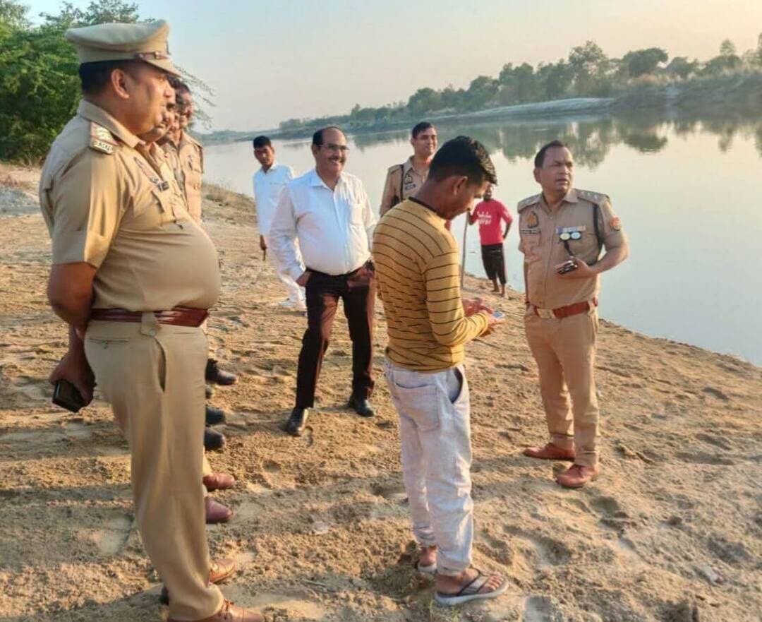 मूर्ति विसर्जन को लेकर प्रशासन अलर्ट, एसडीएम और सीओ ने घाटों व विसर्जन मार्गों का किया निरीक्षण
हरदोई। सांडी थाना क्षेत्र में मूर्ति विसर्जन कार्यक्रम को सकुशल और शांतिपूर्ण ढंग से संपन्न कराने के लिए प्रशासन ने तैयारियां तेज कर दी हैं। इसी क्रम में उपजिलाधिकारी नन्हे राम और क्षेत्राधिकारी रामसूरत सोनकर ने मूर्ति विसर्जन घाटों और विसर्जन मार्गों का निरीक्षण कर सुरक्षा व्यवस्थाओं का जायजा लिया।
निरीक्षण के दौरान अधिकारियों ने संबंधित व्यवस्थाओं का अवलोकन करते हुए श्रद्धालुओं की सुरक्षा सुनिश्चित करने और पारंपरिक तरीके से मूर्ति विसर्जन संपन्न कराने के निर्देश दिए। अधिकारियों ने थाना प्रभारी पुष्पराज कुशवाह को आवश्यक दिशा-निर्देश देते हुए सुरक्षा व्यवस्था दुरुस्त रखने और कार्यक्रम के दौरान सतर्कता बरतने पर जोर दिया।
प्रशासन का उद्देश्य मूर्ति विसर्जन के दौरान श्रद्धालुओं की सुरक्षा सुनिश्चित करने के साथ ही आयोजन को शांतिपूर्ण वातावरण में संपन्न कराना है। अधिकारियों ने संबंधित पुलिसकर्मियों को आवश्यक व्यवस्थाएं समय से पूरी रखने के निर्देश दिए।
