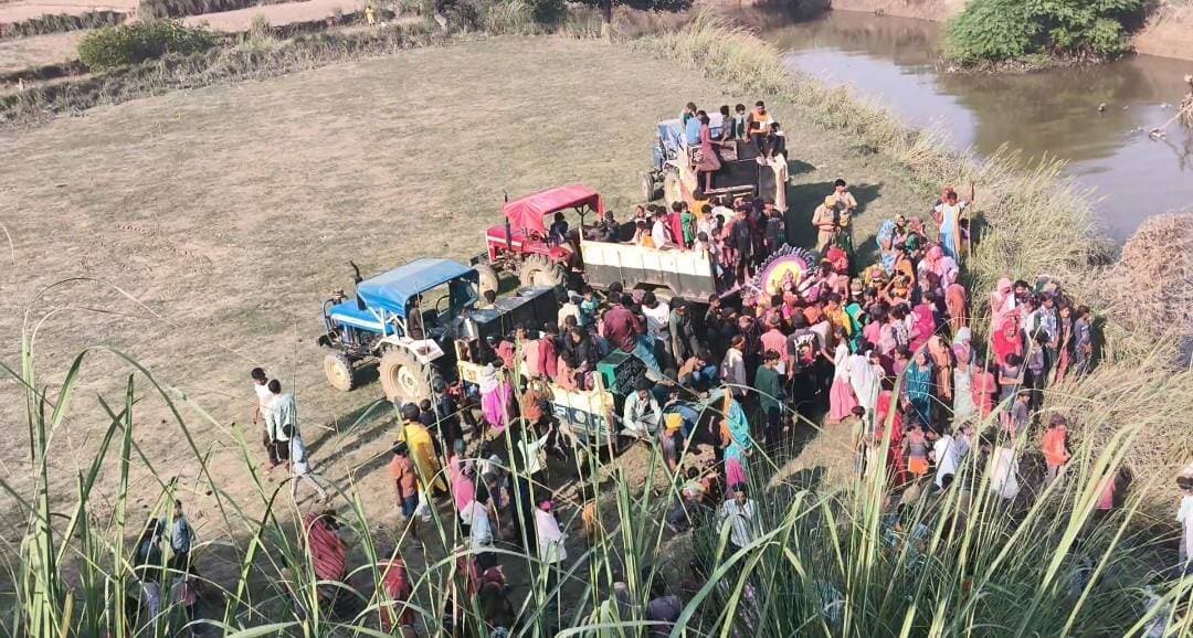 ससुर खदेरी नदी में 20 दुर्गा प्रतिमाओं का विसर्जन, भक्तों ने नम आंखों से दी मां को विदाई
शिवपुरी चौकी प्रभारी प्रशांत मिश्रा ने संभाली सुरक्षा की कमान, खखरेरू थाना प्रभारी ने किया निरीक्षण
पुलिस की मुस्तैदी के बीच शांतिपूर्ण संपन्न हुआ विसर्जन कार्यक्रम, कई गांवों से पहुंचे श्रद्धालु
खागा/फतेहपुर | 20 अक्टूबर 2026 | दैनिक निष्पक्ष धारा
उत्तर प्रदेश के फतेहपुर जिले के खागा क्षेत्र में नवरात्रि के नौ दिनों तक मां दुर्गा की आराधना के बाद दशमी के अवसर पर प्रतिमाओं का विसर्जन किया गया। खखरेरू और किशनपुर थाना क्षेत्रों के अंतर्गत महेशपुर मठेठा और सुदनपुर के बीच स्थित ससुर खदेरी नदी में करीब 20 दुर्गा प्रतिमाओं का विसर्जन हुआ। इस दौरान श्रद्धालुओं ने मां दुर्गा को भावभीनी विदाई दी। कार्यक्रम को शांतिपूर्ण ढंग से संपन्न कराने के लिए पुलिस प्रशासन मुस्तैद रहा।
कई गांवों की प्रतिमाएं विसर्जन के लिए पहुंचीं
ससुर खदेरी नदी के विसर्जन स्थल पर विभिन्न गांवों और कस्बों से दुर्गा प्रतिमाएं पहुंचीं। इनमें लोहारपुर, सुदनपुर, मनकापुर, महेशपुर मठेठा, सोथरापुर और बेरवां तारापुर सहित खखरेरू कस्बे की प्रतिमाएं शामिल रहीं।
नौ दिनों तक पूजा-अर्चना और धार्मिक आयोजनों में भाग लेने वाले श्रद्धालुओं ने विसर्जन के दौरान मां दुर्गा से सुख, शांति और समृद्धि की कामना की। धार्मिक परंपराओं के अनुसार प्रतिमाओं को नदी में विसर्जित किया गया।
शिवपुरी चौकी प्रभारी ने संभाली सुरक्षा व्यवस्था
विसर्जन स्थल पर भीड़ और श्रद्धालुओं की आवाजाही को देखते हुए किशनपुर तथा खखरेरू थानों की पुलिस तैनात रही। शिवपुरी चौकी प्रभारी प्रशांत मिश्रा ने अपने हमराहियों और महिला कांस्टेबल के साथ सुरक्षा व्यवस्था की कमान संभाली।
पुलिसकर्मियों ने विसर्जन स्थल पर शांति व्यवस्था बनाए रखने और कार्यक्रम को व्यवस्थित तरीके से संपन्न कराने पर ध्यान दिया। वहीं, खखरेरू थाना प्रभारी सतपाल सिंह ने मौके पर पहुंचकर सुरक्षा इंतजामों और व्यवस्थाओं का निरीक्षण किया।
पुलिस की सतर्कता से शांतिपूर्ण संपन्न हुआ आयोजन
धार्मिक आयोजनों के दौरान सुरक्षा व्यवस्था बनाए रखना प्रशासन के लिए महत्वपूर्ण जिम्मेदारी होती है। ससुर खदेरी नदी के विसर्जन स्थल पर पुलिस की मौजूदगी से कार्यक्रम के संचालन में सहयोग मिला। उपलब्ध जानकारी के अनुसार, करीब 20 दुर्गा प्रतिमाओं का विसर्जन शांतिपूर्ण ढंग से संपन्न हुआ।
एनडी न्यूज़ की अपील: धार्मिक आयोजनों के दौरान श्रद्धालु प्रशासन के निर्देशों का पालन करें, नदी में विसर्जन करते समय सुरक्षा का ध्यान रखें और जल प्रदूषण रोकने में सहयोग दें। पुलिस एवं प्रशासन से भी अपील है कि विसर्जन स्थलों पर पर्याप्त सुरक्षा, प्रकाश और आवश्यक सुविधाएं सुनिश्चित की जाएं, ताकि धार्मिक परंपराएं सुरक्षित वातावरण में संपन्न हो सकें।
👇👇👇
#NDNews #दैनिकनिष्पक्षधारा #Fatehpur #Khaga #Khakhreru #KishanpurPolice #PrashantMishra #SatpalSingh #DurgaVisarjan #ससुरखदेरीनदी #मांदुर्गा #UPPolice
👇👇
@dgpup
@RSSorg
@UPGovt
@wpl1090
@RSSgeet
@Uppolice
@MIB_India
@PMOIndia
@HMOIndia
@abmanglik
@VHPDigital
@igrangealld
@myogioffice
@InfoDeptUP
@dmfatehpur
@sdmsadarftp
@CMOfficeUP
@CMOUP_RC
@UPPRD1948
@ChiefSecyUP
@ChiefSecyUP
@MahantYogiG
@FatehpurSdm
@fatehpurpolice
@BajrangDalOrg
@rashtrapatibhvn
@UPMahilaKalyan
@112UttarPradesh
@myogiadityanath
@CommissionerPrg
@ADGZonPrayagraj
👇👇👇
🟥 ND NEWS | दैनिक निष्पक्ष धारा
मुख्य संपादक/संस्थापक: राजन सिंह हाड़ा
सह-संपादक: शालिनी सिंह भदौरिया
रिपोर्ट: फतेहपुर जिला ब्यूरो
📅 दिनांक: 20 अक्टूबर 2026
📍 फतेहपुर: 1/1, अटल बिहारी चौराहा, नियर वर्मा चौराहा, UP–212601
📍 लखनऊ: विधानसभा रोड, बर्लिंगटन चौराहा, UP–226001
📍 दिल्ली: U158, विकास मार्ग, लक्ष्मी नगर, दिल्ली–110092
📧 ndnewschannel@gmail.com
📞 9696119696
संकल्प: निष्पक्ष पत्रकारिता, जनहित सर्वोपरि।