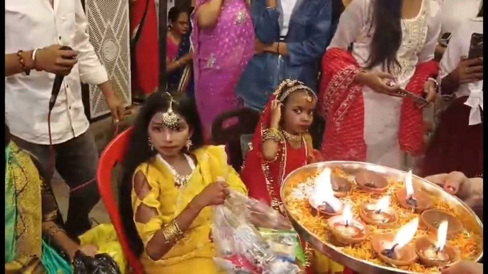 फतेहपुर में नवरात्रि के अंतिम दिन दुर्गा पंडाल में उमड़ी श्रद्धालुओं की भीड़, जयकारों से गूंजा परिसर
नौ देवियों के दिव्य दर्शन और भोलेनाथ की अनोखी सवारी बनी आकर्षण का केंद्र, भक्ति में डूबे श्रद्धालु
विशाल भंडारे में भक्तों ने ग्रहण किया प्रसाद, माता रानी से सुख-समृद्धि की कामना
फतेहपुर | 20 अक्टूबर 2026 | दैनिक निष्पक्ष धारा
उत्तर प्रदेश के फतेहपुर में नवरात्रि के अंतिम दिन दुर्गा पंडाल में श्रद्धा और भक्ति का अनूठा संगम देखने को मिला। माता रानी के दर्शन के लिए श्रद्धालुओं की भीड़ उमड़ी। पंडाल में सजी देवी-देवताओं की मनमोहक झांकियों ने लोगों का ध्यान आकर्षित किया। नौ देवियों के दिव्य स्वरूप के साथ भगवान भोलेनाथ और उनके भूतों की सवारी श्रद्धालुओं के बीच विशेष आकर्षण का केंद्र रही। पूरे परिसर में जय माता दी के जयकारों से भक्तिमय माहौल बना रहा।
नौ देवियों के दर्शन को उमड़े श्रद्धालु
नवरात्रि के अंतिम दिन श्रद्धालुओं में माता रानी के दर्शन को लेकर विशेष उत्साह दिखाई दिया। पंडाल में नौ देवियों की आकर्षक झांकी सजाई गई थी। श्रद्धालुओं ने कतारबद्ध होकर दर्शन किए और परिवार की सुख-समृद्धि, शांति तथा खुशहाली की कामना की।
देवी-देवताओं की सजीव और मनमोहक झांकियों ने धार्मिक आयोजन की रौनक बढ़ा दी। भगवान भोलेनाथ और उनके भूतों की सवारी को देखने के लिए भी लोगों में उत्सुकता रही। पंडाल में मौजूद श्रद्धालु भक्ति और आस्था के रंग में रंगे नजर आए।
भंडारे में श्रद्धालुओं ने ग्रहण किया प्रसाद
धार्मिक आयोजन के अवसर पर विशाल भंडारे का भी आयोजन किया गया। इसमें श्रद्धालुओं ने पहुंचकर प्रसाद ग्रहण किया। भंडारे ने आयोजन में सेवा, सहयोग और सामूहिक सहभागिता की भावना को भी मजबूत किया।
नवरात्रि का पर्व भारतीय संस्कृति में शक्ति की आराधना और बुराई पर अच्छाई की विजय का संदेश देता है। अंतिम दिन श्रद्धालुओं की भागीदारी ने इस धार्मिक उत्सव की महत्ता को दर्शाया। माता रानी के जयकारों और भक्तिमय वातावरण के बीच लोगों ने श्रद्धापूर्वक पूजा-अर्चना की।
शांति, स्वच्छता और सहयोग बनाए रखने की अपील
एनडी न्यूज़ की अपील: धार्मिक आयोजनों में शामिल होने वाले श्रद्धालु आपसी सौहार्द बनाए रखें और प्रशासन के दिशा-निर्देशों का पालन करें। भीड़ के दौरान बच्चों और बुजुर्गों का विशेष ध्यान रखें। पंडाल में स्वच्छता बनाए रखें, कूड़ा निर्धारित स्थान पर डालें तथा किसी भी आपात स्थिति में आयोजकों और संबंधित अधिकारियों को सूचना दें।
आयोजकों से भी अपील है कि श्रद्धालुओं की सुविधा, पेयजल, साफ-सफाई और सुरक्षित आवागमन की व्यवस्था पर ध्यान दें। सामूहिक सहयोग से धार्मिक आयोजन श्रद्धा के साथ-साथ सामाजिक एकता और सद्भाव का संदेश भी दे सकते हैं।
👇👇👇
#NDNews #दैनिकनिष्पक्षधारा #Fatehpur #नवरात्रि #दुर्गापंडाल #मातारानी #जयमातादी #भोलेनाथ #धार्मिकआयोजन #जनसहयोग
👇👇
@dgpup
@RSSorg
@UPGovt
@wpl1090
@RSSgeet
@Uppolice
@MIB_India
@PMOIndia
@HMOIndia
@abmanglik
@VHPDigital
@igrangealld
@myogioffice
@InfoDeptUP
@dmfatehpur
@sdmsadarftp
@CMOfficeUP
@CMOUP_RC
@UPPRD1948
@ChiefSecyUP
@ChiefSecyUP
@MahantYogiG
@FatehpurSdm
@fatehpurpolice
@BajrangDalOrg
@rashtrapatibhvn
@UPMahilaKalyan
@112UttarPradesh
@myogiadityanath
@CommissionerPrg
@ADGZonPrayagraj
👇👇
🟥 ND NEWS | दैनिक निष्पक्ष धारा
मुख्य संपादक/संस्थापक: राजन सिंह हाड़ा
सह-संपादक: शालिनी सिंह भदौरिया
रिपोर्ट: संबंधित जिला ब्यूरो
📅 दिनांक: 20 अक्टूबर 2026
📍 फतेहपुर: 1/1, अटल बिहारी चौराहा, नियर वर्मा चौराहा, UP–212601
📍 लखनऊ: विधानसभा रोड, बर्लिंगटन चौराहा, UP–226001
📍 दिल्ली: U158, विकास मार्ग, लक्ष्मी नगर, दिल्ली–110092
📧 ndnewschannel@gmail.com
📞 9696119696
संकल्प: निष्पक्ष पत्रकारिता, जनहित सर्वोपरि।