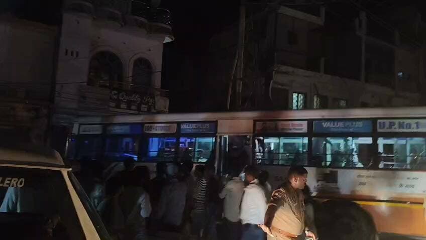 खागा में माता रानी की झांकी के दौरान जाम, बीजेपी नेता की गाड़ी को लेकर विवाद
कोतवाली से महज 50 मीटर दूर बस फंसे रहने का दावा, प्रशासन की कार्यशैली पर उठे सवाल
सत्ता के दबाव में कार्रवाई प्रभावित होने के आरोप, घटना पर आधिकारिक पक्ष का इंतजार
फतेहपुर, 20 अक्टूबर 2026। उत्तर प्रदेश के फतेहपुर जिले के खागा कस्बे में माता रानी की झांकी के दौरान रूट डायवर्जन के बीच एक गाड़ी को लेकर विवाद सामने आया है। स्थानीय स्तर पर मिली जानकारी के मुताबिक, कथित तौर पर गाड़ी नहीं हटाए जाने के कारण एक बस काफी देर तक रास्ते में फंसी रही। मामले में बीजेपी नेता हरिकेश त्रिपाठी की गाड़ी होने का दावा किया जा रहा है। हालांकि, गाड़ी के मालिक, चालक की स्थिति और घटना के पूरे घटनाक्रम की स्वतंत्र पुष्टि होना अभी बाकी है।
रूट डायवर्जन के बीच बस फंसने का दावा
प्राप्त जानकारी के अनुसार, खागा में माता रानी की झांकी निकलने के कारण यातायात मार्ग में बदलाव किया गया था। इसी दौरान एक गाड़ी रास्ते में खड़ी होने और उसे नहीं हटाए जाने का आरोप लगाया गया है। दावा है कि इसके चलते बस को आगे बढ़ने में परेशानी हुई और यात्रियों को इंतजार करना पड़ा।
स्थानीय स्तर पर यह भी आरोप लगाया गया कि गाड़ी में मौजूद व्यक्ति शराब के नशे में था। हालांकि, इस दावे की पुष्टि के लिए कोई चिकित्सकीय रिपोर्ट या आधिकारिक बयान उपलब्ध नहीं है। इसलिए इसे फिलहाल आरोप के रूप में ही देखा जाना चाहिए।
कोतवाली के नजदीक घटना होने का दावा
बताया जा रहा है कि घटनास्थल खागा कोतवाली से लगभग 50 मीटर की दूरी पर था। ऐसे में यातायात व्यवस्था और मौके पर पुलिस की मौजूदगी को लेकर सवाल उठ रहे हैं। यदि धार्मिक आयोजन के दौरान मार्ग परिवर्तित किया गया था, तो संबंधित अधिकारियों की जिम्मेदारी थी कि वाहनों की आवाजाही सुचारु रहे और आम यात्रियों को अनावश्यक परेशानी न हो।
घटना को लेकर सत्ता पक्ष से जुड़े व्यक्ति को कथित रूप से विशेष सुविधा मिलने के आरोप भी लगाए जा रहे हैं। हालांकि, प्रशासन ने कोई अनुचित दबाव स्वीकार किया हो, इसकी पुष्टि नहीं हुई है। संबंधित पुलिस अधिकारियों और आरोपित पक्ष का आधिकारिक बयान सामने आने पर स्थिति अधिक स्पष्ट हो सकेगी।
प्रशासन से निष्पक्ष जांच की मांग
इस मामले में आवश्यक है कि पुलिस घटनास्थल के सीसीटीवी फुटेज, उपलब्ध वीडियो और प्रत्यक्षदर्शियों की जानकारी के आधार पर तथ्यों की जांच करे। यदि यातायात नियमों का उल्लंघन हुआ है, तो संबंधित व्यक्ति के राजनीतिक पद या प्रभाव से अलग हटकर नियमानुसार कार्रवाई की जानी चाहिए।
एनडी न्यूज़ की अपील: धार्मिक आयोजनों के दौरान यातायात नियमों का पालन सभी के लिए समान रूप से अनिवार्य होना चाहिए। पुलिस प्रशासन से अनुरोध है कि घटना की निष्पक्ष जांच कर वास्तविक स्थिति स्पष्ट करे। किसी भी व्यक्ति को राजनीतिक प्रभाव के आधार पर विशेष छूट नहीं मिलनी चाहिए।
फिलहाल, घटना के सभी पहलुओं की आधिकारिक पुष्टि और संबंधित पक्षों का जवाब सामने आना बाकी है।
👇👇
#NDNews #दैनिकनिष्पक्षधारा #Fatehpur #Khaga #KhagaPolice #UPPolice #TrafficManagement #जनहित #निष्पक्षजांच
👇👇
@dgpup
@RSSorg
@UPGovt
@wpl1090
@RSSgeet
@Uppolice
@MIB_India
@PMOIndia
@HMOIndia
@abmanglik
@VHPDigital
@igrangealld
@myogioffice
@InfoDeptUP
@dmfatehpur
@sdmsadarftp
@CMOfficeUP
@CMOUP_RC
@UPPRD1948
@ChiefSecyUP
@ChiefSecyUP
@MahantYogiG
@FatehpurSdm
@fatehpurpolice
@BajrangDalOrg
@rashtrapatibhvn
@UPMahilaKalyan
@112UttarPradesh
@myogiadityanath
@CommissionerPrg
@ADGZonPrayagraj
👇👇👇
🟥 ND NEWS | दैनिक निष्पक्ष धारा
मुख्य संपादक/संस्थापक: राजन सिंह हाड़ा
सह-संपादक: शालिनी सिंह भदौरिया
रिपोर्ट: फतेहपुर जिला ब्यूरो
📅 दिनांक: 20 अक्टूबर 2026
📍 फतेहपुर: 1/1, अटल बिहारी चौराहा, नियर वर्मा चौराहा, UP–212601
📍 लखनऊ: विधानसभा रोड, बर्लिंगटन चौराहा, UP–226001
📍 दिल्ली: U158, विकास मार्ग, लक्ष्मी नगर, दिल्ली–110092
📧 ndnewschannel@gmail.com
📞 9696119696
संकल्प: निष्पक्ष पत्रकारिता, जनहित सर्वोपरि।
डिस्क्लेमर: खबर प्राप्त जानकारी और लगाए गए आरोपों पर आधारित है। आरोपों की स्वतंत्र पुष्टि और संबंधित पक्षों का जवाब मिलना बाकी है।