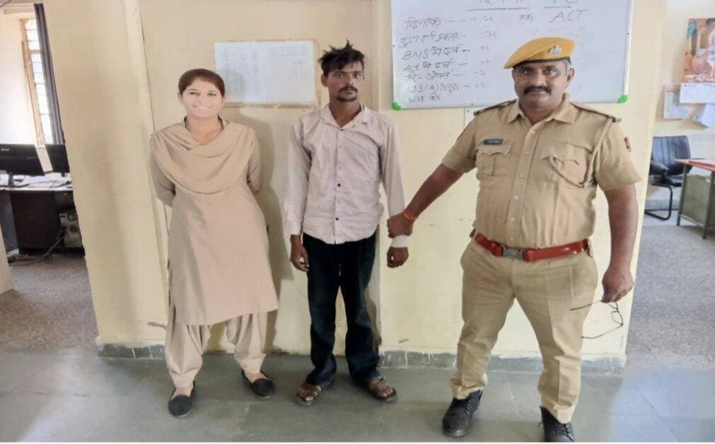 अजमेर में मोटरसाइकिल चोरी करने वाला आरोपी 48 घंटे में गिरफ्तार, चोरी की बाइक बरामद
हाथीभाटा पावर हाउस के सामने से चुराई थी बाइक, कोतवाली थाना पुलिस ने की कार्रवाई
अजमेर। कोतवाली थाना पुलिस ने मोटरसाइकिल चोरी के मामले में त्वरित कार्रवाई करते हुए आरोपी को 48 घंटे के भीतर गिरफ्तार कर लिया। पुलिस ने गिरफ्तार आरोपी की निशानदेही पर चोरी की मोटरसाइकिल भी बरामद कर ली है।
पुलिस के अनुसार, 16 अक्टूबर 2026 को परिवादी इब्राहिम खान निवासी सम्राट कॉलोनी, अजमेर ने कोतवाली थाने में रिपोर्ट दर्ज करवाई थी। परिवादी ने बताया कि 13 अक्टूबर को रात करीब 10 बजे उसकी हीरो एचएफ डीलक्स मोटरसाइकिल रोजाना की तरह घर के बाहर खड़ी थी। अगले दिन सुबह करीब 6 बजे उठकर देखा तो मोटरसाइकिल गायब मिली। आसपास तलाश करने के बाद भी बाइक का कोई सुराग नहीं लगा। चोरी गई मोटरसाइकिल का रजिस्ट्रेशन नंबर RJ 01 GS 1066 है।
मामले की गंभीरता को देखते हुए अतिरिक्त पुलिस अधीक्षक हिमांशु जांगिड़ और पुलिस उप अधीक्षक वृत्त उत्तर शहर अजमेर के सुपरविजन में कोतवाली थाना प्रभारी के नेतृत्व में विशेष टीम गठित की गई। टीम ने घटनास्थल के आसपास लगे सीसीटीवी कैमरों की फुटेज खंगाली और संदिग्धों से पूछताछ की। पुलिस ने हाथीभाटा पावर हाउस के सामने से मोटरसाइकिल चोरी करने के आरोप में सलमान को गिरफ्तार कर लिया।
पुलिस ने आरोपी की निशानदेही पर चोरी की मोटरसाइकिल बरामद कर ली है। मामले में आगे की जांच जारी है।
Ajmer Police Rajasthan Rajasthan Police