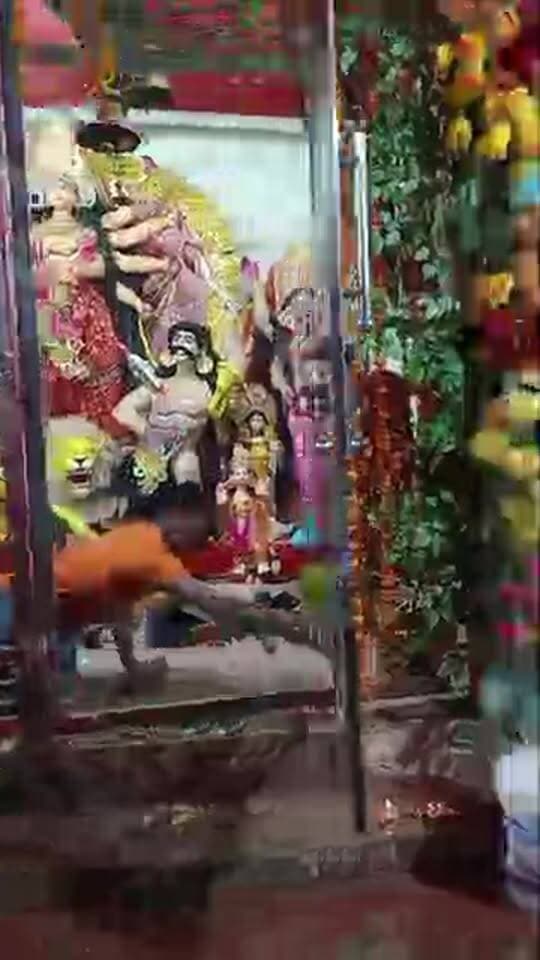 लायंस क्लब गम्हरिया द्वारा आज दुर्गापूजा दशमी के अवसर पर बस स्टैंड से पश्चिम स्थित पासी टोला दुर्गा मंदिर परिसर में प्रसाद वितरण कार्यक्रम