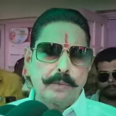 जदयू एमएलसी नीरज कुमार की तबीयत बिगड़ी हार्ट की परेशानी के बाद अस्पताल में भर्ती अनंत सिंह बोले बूथ पर पैसा भेजना होगा इसलिए भर्ती हो गया।