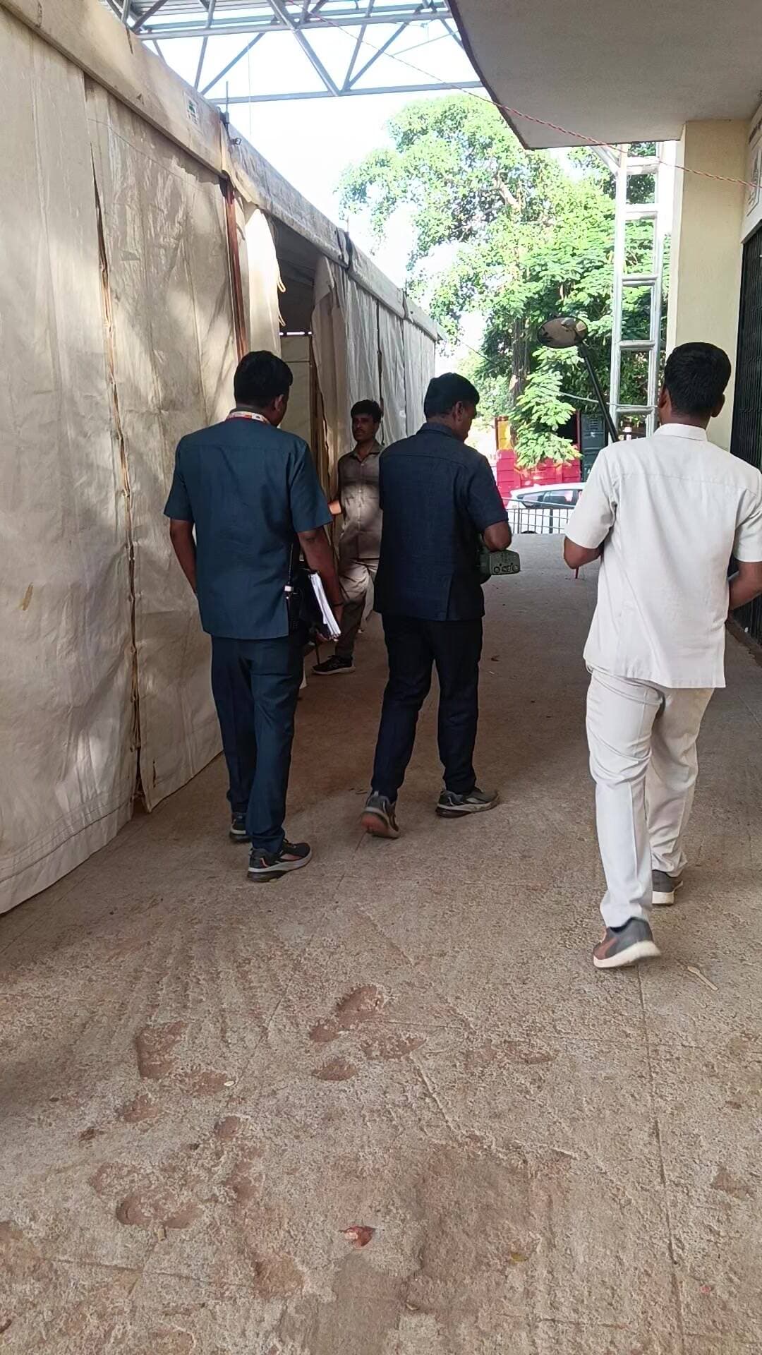 ತುಮಕೂರು: ತುಮಕೂರು ದಸರಾ: ಸಂಚಿತ್ ಹೆಗ್ಡೆ ಕಾರ್ಯಕ್ರಮದ ವೇದಿಕೆಯಲ್ಲಿ ಬಾಂಬ್ ನಿಷ್ಕ್ರಿಯ ದಳದ ತಪಾಸಣೆ
