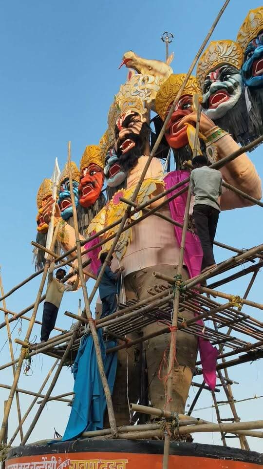 Chandausi लाखों रु की लागत से बनकर तैयार हुआ रावण आज रात होने है दहन।