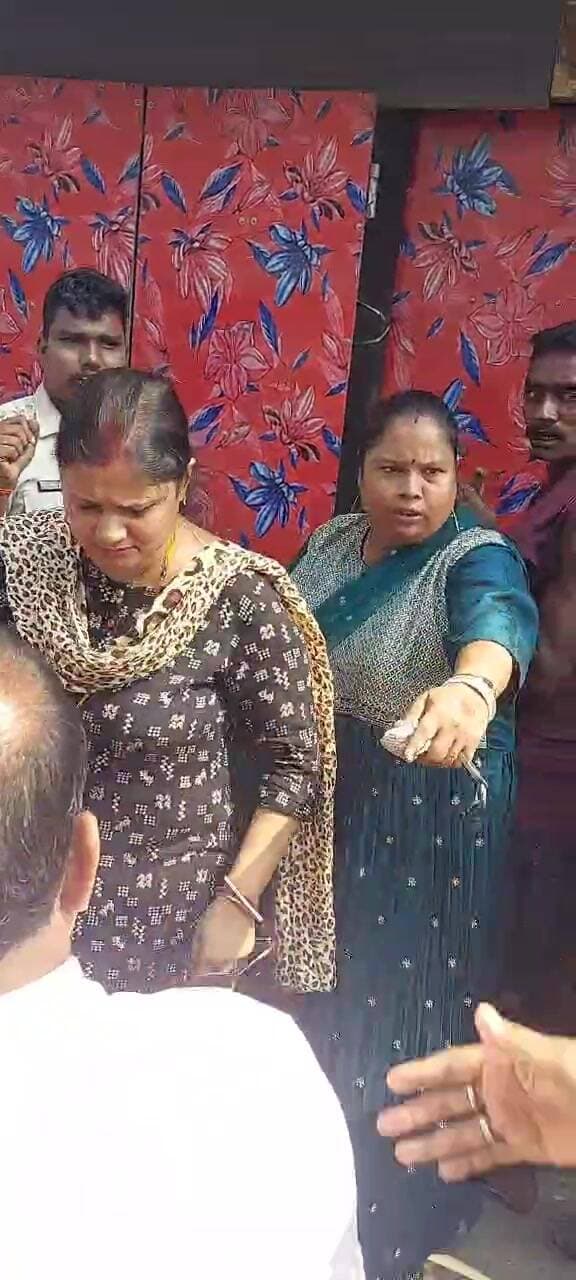 ভগবানপুর ১: বাজকুলে অবৈধ মদের দোকানে মহিলাদের অভিযান, বোতল নষ্ট