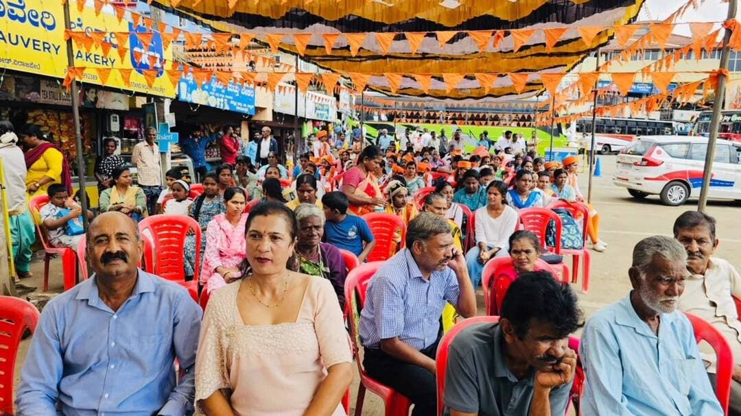 ವಿರಾಜಪೇಟೆ: ಖಾಸಗಿ ಬಸ್ ಕಾರ್ಮಿಕರ ಸಂಘದ 19ನೇ ವರ್ಷದ ಆಯುಧ ಪೂಜೆ