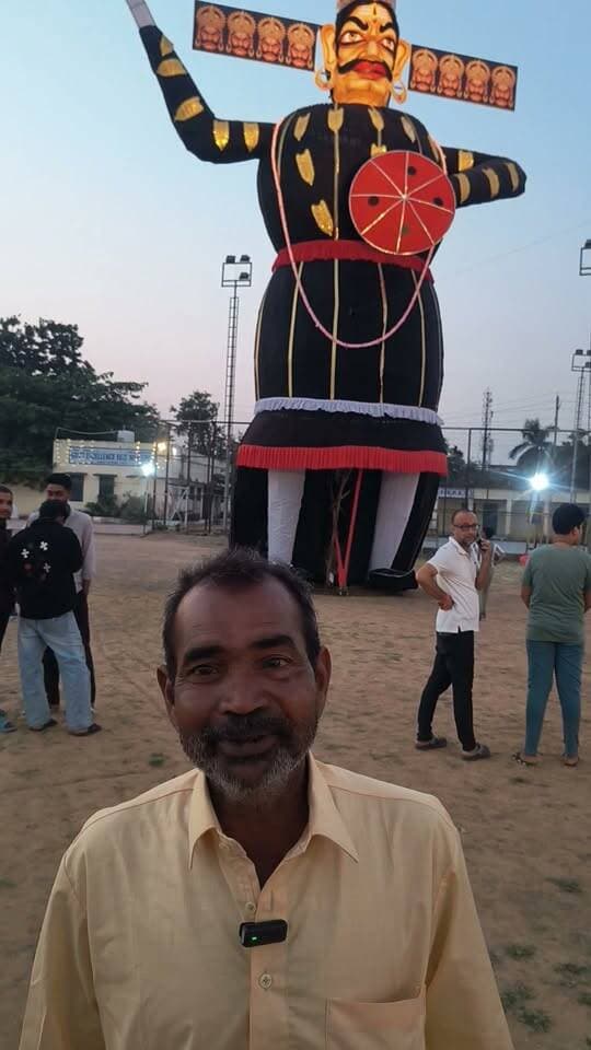 झल्लू कुशवाहा 25 साल से बनाते आ रहे हैं रावण का पुतला।
कोई पैसा नहीं लेते हैं और बनाने में 40 दिन लगते हैं।