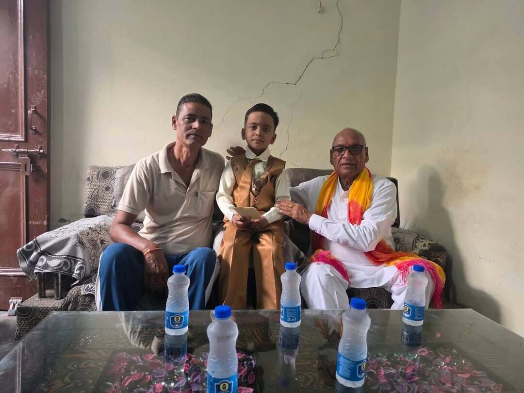 विधायक राम कुमार कश्यप ने अरमान को जन्मदिन पर दिया आशीर्वाद
इन्द्री। विधायक राम कुमार कश्यप आज प्रिंस कश्यप के सुपुत्र अरमान के जन्मदिन के शुभ अवसर पर उनके निवास पर पहुंचे। इस दौरान उन्होंने अरमान को स्नेह एवं आशीर्वाद देते हुए जन्मदिन की हार्दिक शुभकामनाएं दीं और उसके उज्ज्वल भविष्य की कामना की।
विधायक राम कुमार कश्यप ने ईश्वर से प्रार्थना की कि अरमान सदैव स्वस्थ, खुशहाल एवं दीर्घायु रहे तथा जीवन में निरंतर उन्नति करे। उन्होंने अरमान के जीवन में सुख, समृद्धि और खुशियों की कामना करते हुए परिवार को भी शुभकामनाएं दीं।
इस अवसर पर परिवार के सदस्यों ने विधायक का स्वागत किया और उनके आगमन पर आभार व्यक्त किया।
#HVN24