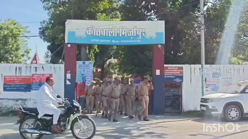 _*दि सहारनपुर वॉइस/ न्यूज़ 7*_
_*सच्चाई के साथ हरदम*_
*👉🏾👉🏾 त्योहार पर शांति एवं कानून व्यवस्था बनाए रखने के लिए मिर्जापुर पुलिस की पहल, क्षेत्रवासियों को दिए आवश्यक दिशा-निर्देश!!*
*👉🏾👉🏾 थाना प्रभारी विनोद कुमार ने किया फ्लैग मार्च, शांतिपूर्ण ढंग से दशहरा पर्व मनाने की अपील!!*
*मिर्जापुर/सहारनपुर*
_दशहरा पर्व को शांतिपूर्ण एवं सौहार्दपूर्ण वातावरण में संपन्न कराने तथा क्षेत्र में कानून-व्यवस्था बनाए रखने के उद्देश्य से थाना मिर्जापुर पुलिस द्वारा क्षेत्र में फ्लैग मार्च किया गया। थाना प्रभारी विनोद कुमार के नेतृत्व में पुलिस टीम ने क्षेत्र में भ्रमण कर शांति व्यवस्था का जायजा लिया और आमजन को त्योहार के दौरान शांति बनाए रखने के लिए जागरूक किया।फ्लैग मार्च के दौरान थाना प्रभारी विनोद कुमार ने क्षेत्रवासियों से अपील की कि दशहरा पर्व को आपसी भाईचारे, प्रेम और सौहार्द के साथ मनाएं। उन्होंने कहा कि त्योहारों के दौरान सभी नागरिकों की जिम्मेदारी है कि वे शांति व्यवस्था बनाए रखने में पुलिस-प्रशासन का सहयोग करें और किसी भी प्रकार की अफवाह पर ध्यान न दें।पुलिस ने लोगों को निर्देशित किया कि त्योहार के दौरान किसी भी प्रकार की अव्यवस्था उत्पन्न न होने दें तथा सामाजिक सौहार्द बिगाड़ने वाली गतिविधियों से दूर रहें। सोशल मीडिया पर भ्रामक, भड़काऊ या अपुष्ट संदेश प्रसारित करने से भी बचें। किसी भी संदिग्ध गतिविधि या समस्या की जानकारी तत्काल पुलिस को दें, ताकि समय रहते आवश्यक कार्रवाई की जा सके।मिर्जापुर पुलिस की इस पहल का उद्देश्य दशहरा पर्व के दौरान क्षेत्र में सुरक्षा का वातावरण बनाए रखना और आमजन को निर्भीक होकर त्योहार मनाने के लिए प्रेरित करना है। पुलिस ने स्पष्ट किया कि शांति व्यवस्था बनाए रखने के लिए सतर्कता और जनसहयोग महत्वपूर्ण है!!_