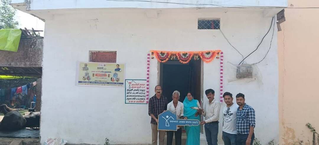 #बालाघाट
घर हुआ अपना, पूरा हुआ सपना: वारासिवनी में प्रधानमंत्री आवास योजना के हितग्राहियों ने किया गृह प्रवेश
दशहरा पर प्रधानमंत्री आवास योजना शहरी 1.0 एवं 2.0 के तहत मनाया गया गृह प्रवेश दिवस
दशहरा पर्व के अवसर पर 20 अक्टूबर को नगर पालिका परिषद वारासिवनी में प्रधानमंत्री आवास योजना के अंतर्गत गृह प्रवेश दिवस मनाया गया। शासन के निर्देशानुसार आयोजित इस कार्यक्रम में प्रधानमंत्री आवास योजना शहरी 1.0 एवं 2.0 के तहत पूर्ण हुए आवासों में हितग्राहियों ने गृह प्रवेश कर अपने पक्के मकान का सपना साकार किया। इस अवसर पर हितग्राहियों की खुशियों को साझा करते हुए पक्के आवास के महत्व और योजना के उद्देश्यों को रेखांकित किया गया।
प्रधानमंत्री आवास योजना का उद्देश्य नगरीय क्षेत्रों के पात्र एवं जरूरतमंद परिवारों को पक्के आवास की सुविधा उपलब्ध कराना है, ताकि प्रत्येक पात्र परिवार सुरक्षित और सम्मानजनक जीवन जी सके। स्वयं का घर मिलने से परिवारों को सुरक्षा, स्थायित्व और आत्मसम्मान मिलता है। गृह प्रवेश दिवस इसी उपलब्धि को उत्सव के रूप में मनाने का अवसर बना।
हर पात्र परिवार तक पहुंचे योजनाओं का लाभ : सरिता दादरें
नगर पालिका परिषद वारासिवनी की अध्यक्ष श्रीमती सरिता मनोज दादरें ने कहा कि प्रधानमंत्री आवास योजना जरूरतमंद परिवारों के सपनों को साकार करने वाली महत्वपूर्ण जनकल्याणकारी योजना है। अपने पक्के मकान में प्रवेश करना प्रत्येक परिवार के लिए गर्व और प्रसन्नता का विषय है। नगर पालिका परिषद का प्रयास है कि शासन की जनहितकारी योजनाओं का लाभ प्रत्येक पात्र हितग्राही तक पहुंचे और नगर के विकास के साथ नागरिकों के जीवन स्तर में भी निरंतर सुधार हो।उन्होंने कहा कि नगर के समग्र विकास के लिए आवास, स्वच्छता, पेयजल सहित अन्य मूलभूत नागरिक सुविधाओं को बेहतर बनाने की दिशा में लगातार प्रयास किए जा रहे हैं।
योजना के प्रभावी क्रियान्वयन पर जोर
मुख्य नगर पालिका अधिकारी श्री सूर्यप्रकाश ऊके ने बताया कि संचालनालय नगरीय प्रशासन एवं विकास, भोपाल के निर्देशानुसार 20 अक्टूबर को प्रदेशभर में प्रधानमंत्री आवास योजना गृह प्रवेश दिवस आयोजित किया गया। इसी क्रम में वारासिवनी में भी प्रधानमंत्री आवास योजना शहरी 1.0 एवं 2.0 के तहत पूर्ण हुए आवासों में गृह प्रवेश कराया गया। उन्होंने कहा कि योजना के माध्यम से पात्र हितग्राहियों को निर्धारित प्रावधानों के अनुसार आवास निर्माण के लिए सहायता उपलब्ध कराई जाती है। नगर पालिका परिषद द्वारा हितग्राहियों को आवश्यक मार्गदर्शन देने और शासन की जनकल्याणकारी योजनाओं का लाभ पात्र नागरिकों तक पहुंचाने के लिए निरंतर प्रयास किए जा रहे हैं।
जनप्रतिनिधि एवं अधिकारी-कर्मचारी रहे उपस्थित
गृह प्रवेश दिवस के अवसर पर पूर्व नगर पालिका अध्यक्ष श्री आलोक खरे, श्रीमती रितु खरे, पार्षदगण, नगर पालिका के अधिकारी-कर्मचारी, वार्ड प्रभारी, प्रधानमंत्री आवास शाखा का अमला एवं अन्य जनप्रतिनिधि उपस्थित रहे।
प्रधानमंत्री आवास योजना के माध्यम से पात्र परिवारों को पक्के आवास उपलब्ध कराने की पहल नगरीय विकास की दिशा में महत्वपूर्ण है। अपने घर का सपना पूरा होने से परिवारों को सम्मान, सुरक्षा और बेहतर भविष्य की नई उम्मीद मिल रही है।
#PMOIndia #पीएम_आवास_योजना
#सेवा_संकल्प_अभियान
#CMMadhyaPradesh
#JansamparkMP
#mpurbandeptt