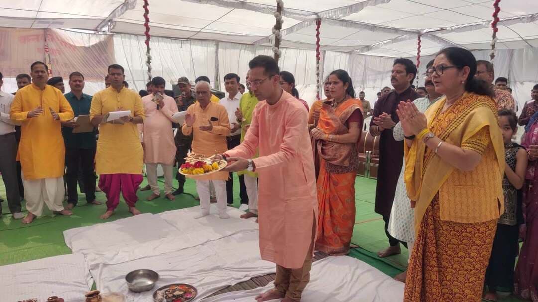 #बालाघाट
विजयादशमी पर 36वीं वाहिनी कनकी में हुआ शस्त्र पूजन
सांसद भारती पारधी सहित जनप्रतिनिधियों एवं अधिकारियों ने विधि-विधान से किया पूजन, जिले और प्रदेश की सुख-समृद्धि के लिए की प्रार्थना
विजयादशमी के पावन पर्व पर बालाघाट जिले की 36वीं वाहिनी कनकी में परंपरागत रूप से शस्त्र पूजन कार्यक्रम का आयोजन किया गया। कार्यक्रम में बालाघाट-सिवनी लोकसभा क्षेत्र की सांसद श्रीमती भारती पारधी मुख्य अतिथि के रूप में शामिल हुईं। इस अवसर पर शस्त्रों का विधि-विधान से पूजन किया गया तथा हवन कर जिले और प्रदेश की सुख-समृद्धि एवं खुशहाली की कामना की गई।
कार्यक्रम में पुलिस महानिरीक्षक श्री ललित शाक्यवार, उपमहानिरीक्षक श्री विनीत जैन, कलेक्टर श्री आदित्य सिंह, पुलिस अधीक्षक श्री आदित्य मिश्रा, नगर पुलिस अधीक्षक श्री अभिषेक सिर्रा, पूर्व मंत्री श्री गौरीशंकर बिसेन, पिछड़ा वर्ग कल्याण आयोग की सदस्य श्रीमती मौसम बिसेन, नगरपालिका अध्यक्ष श्रीमती भारती सुरजीत सिंह ठाकुर, पूर्व नगरपालिका अध्यक्ष श्री रमेश रंगलानी, शिक्षाविद् श्रीमती लता एलकर, श्री अभय कोचर एवं श्री गणेश अग्रवाल प्रमुख रूप से उपस्थित रहे।
इसके अलावा बालाघाट एसडीएम श्री गोपाल सोनी, वारासिवनी एसडीएम श्री श्रीश प्यासी सहित पुलिस विभाग के अधिकारी और अन्य गणमान्य नागरिक भी कार्यक्रम में शामिल हुए।
#CMMadhyaPradesh #minculturemp #JansamparkMP
#mohdept #Dussehra2026