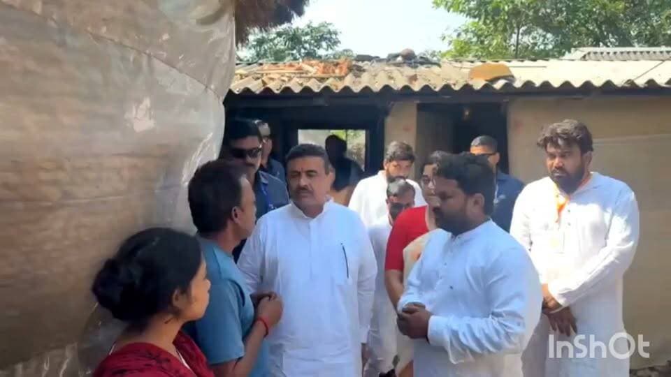চোরবাগানে মর্মান্তিক দুর্ঘটনায় মাধবডিহি পূর্ব বর্ধমানের মৃত সন্দীপ বেজ ও টগর বেজ-এর পরিবারের সাথে সাক্ষাৎ করলেন মুখ্যমন্ত্রী শুভেন্দু অধিকারী