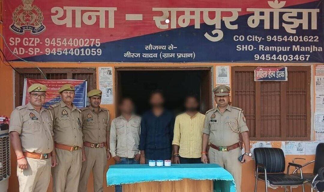 गाजीपुर में 50 लाख रुपये से अधिक की हेरोइन बरामद, तीन आरोपी गिरफ्तार
रामपुर मांझा पुलिस और स्वाट टीम की संयुक्त कार्रवाई, दो मोटरसाइकिल व चार मोबाइल फोन भी बरामद
गाजीपुर, 20 अक्टूबर 2026। जनपद गाजीपुर में अपराध एवं अपराधियों के विरुद्ध चलाए जा रहे अभियान के तहत थाना रामपुर मांझा पुलिस और स्वाट टीम-बी की संयुक्त टीम को बड़ी सफलता मिली है। पुलिस ने चेकिंग के दौरान मुखबिर की सूचना पर ग्राम मुस्लिमपुर में मस्जिद के सामने हाईवे के दक्षिणी तरफ लेन के किनारे स्थित एक गुमटी के पास से तीन आरोपियों को गिरफ्तार किया। पुलिस के अनुसार, आरोपियों के कब्जे से 262.16 ग्राम अवैध हेरोइन बरामद हुई, जिसकी अनुमानित कीमत 50 लाख 73 हजार रुपये बताई गई है।
पुलिस द्वारा गिरफ्तार आरोपियों की पहचान अफजाल अहमद (28 वर्ष), निवासी ग्राम देवकली, थाना रामपुर मांझा; गोरखनाथ (26 वर्ष), निवासी ग्राम बड़ेपुर, थाना सैदपुर; और अवनीश कुमार (25 वर्ष), निवासी ग्राम चाड़ीपुर, थाना करंडा, जनपद गाजीपुर के रूप में की गई है।
दो मोटरसाइकिल और चार मोबाइल फोन बरामद
पुलिस की कार्रवाई के दौरान 262.16 ग्राम हेरोइन के अलावा एक नंबर प्लेट लगी मोटरसाइकिल (UP61BQ4885), एक बिना नंबर प्लेट की मोटरसाइकिल और चार मोबाइल फोन भी बरामद किए गए।
इस मामले में थाना रामपुर मांझा पर मुकदमा अपराध संख्या 0142/2026 के तहत एनडीपीएस एक्ट की धारा 8/21/29 में अभियोग पंजीकृत किया गया है। पुलिस के अनुसार, गिरफ्तार आरोपियों के विरुद्ध अग्रिम विधिक कार्रवाई की जा रही है।
इन पुलिसकर्मियों की रही भूमिका
इस कार्रवाई में थानाध्यक्ष कौशलेन्द्र प्रताप सिंह, चौकी प्रभारी पैकवली उपनिरीक्षक रोहित कुमार द्विवेदी तथा स्वाट टीम-बी के प्रभारी उपनिरीक्षक शिवमणि त्रिपाठी सहित पुलिस टीम के अन्य जवान शामिल रहे। <nis:link nis:type=tag nis:id=ghazipurnews nis:value=GhazipurNews nis:enabled=true nis:link/>