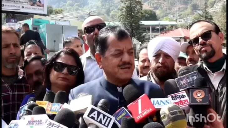 कुल्लू: कुल्लू दशहरा पर एचआरटीसी ने चलाईं 50 अतिरिक्त बसें, विधायक ने दिखाई हरी झंडी