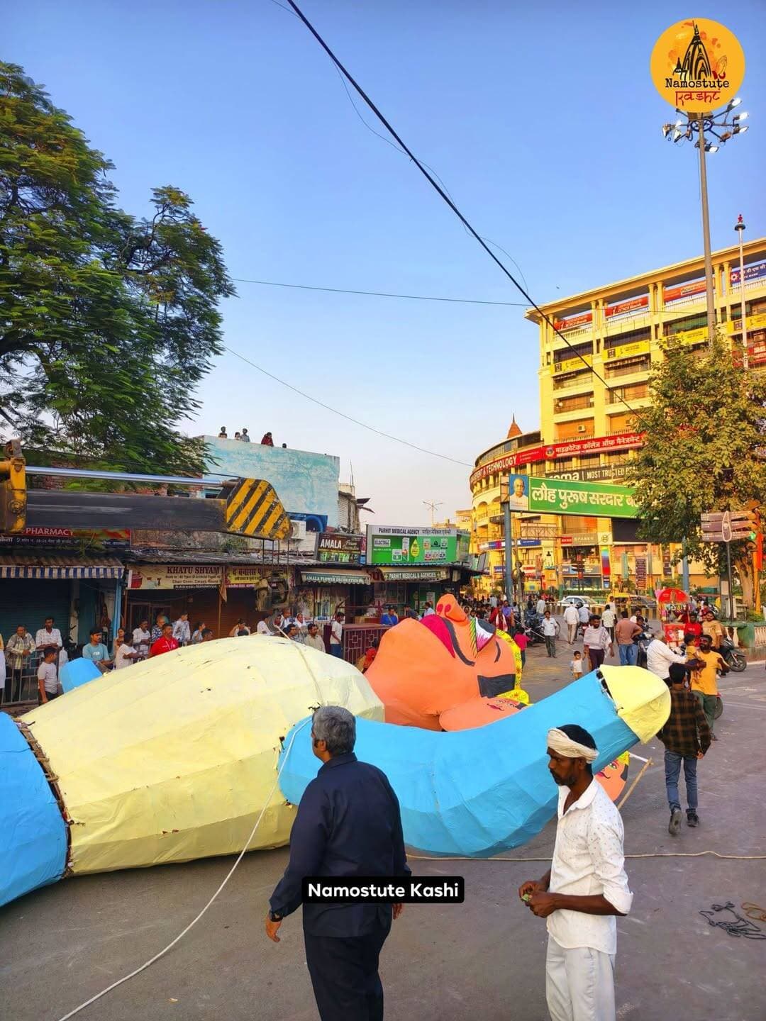 यह है बनारस के मलदहिया का रावण जो जलने के लिए खड़ा हो रहा है।
क्या आपने यह रावण दहन देखा है?