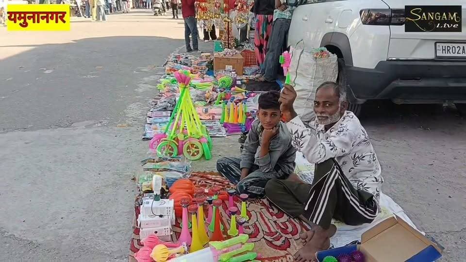 यमुनानगर के दशहरा ग्राउंड में मेले का आकर्षण देखने को मिला, दशहरे के शुभ अवसर पर आज सुबह से ही बाजार लगने लगा, ओर लोगों का आना जाना शुरू हो गया ।