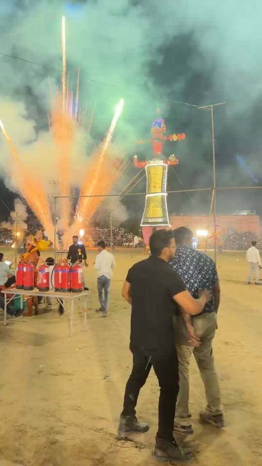 #LIVE: बीकानेर करणी सिंह स्टेडियम से रावण दहन
बीकानेर का सबसे बड़ा दशहरा उत्सव! करणी सिंह स्टेडियम में 45 फुट के रावण का दहन लाइव देखें।
बुराई पर अच्छाई की जीत का यह अद्भुत नजारा, आप भी घर बैठे लाइव जुड़िए।
जय श्री राम! 🚩 कमेंट में जय श्री राम जरूर लिखें।
#Live #BikanerLive
#BikanerDussehraLive #KarniSinghStadium #RavanDahanLive #Bikaner #BikanerDussehra #DussehraLive #BikanerNews #ApnoBikaner #LiveDussehra #RajasthanDussehra #Vijayadashami