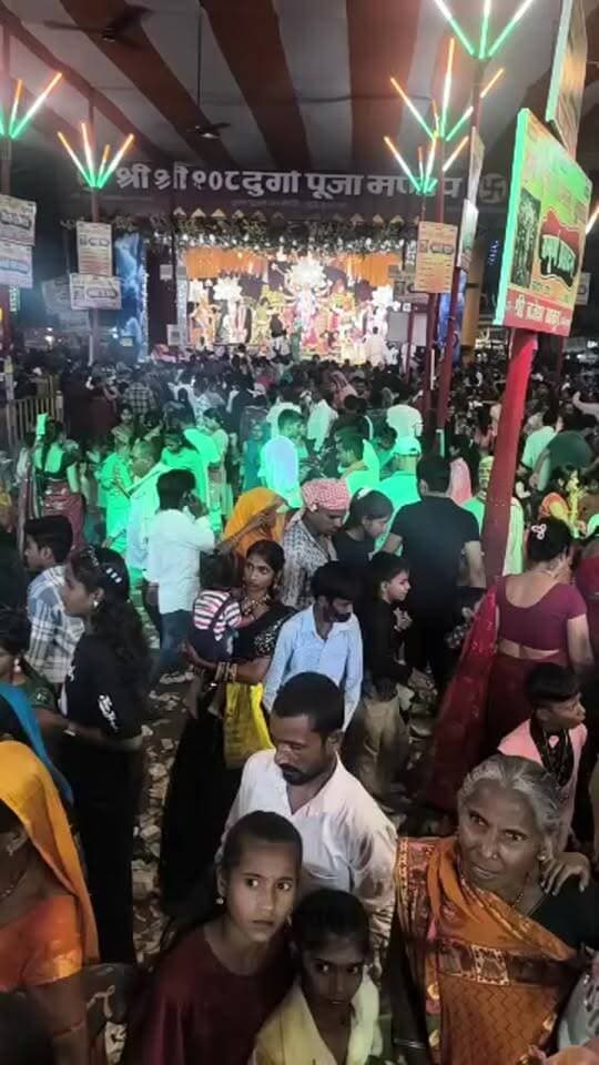 जय माता दी कलश पेंटिंग ग्रुप नर्सिंग होम सुरसंड के तत्वाधान में स्थित ऐतिहासिक गरीब स्थान के प्रांगण में दुर्गा जी के नवमी व दसवीं के अवसर पर निशुल्क खीर का वितरण किया जा रहा है। पिछले 5 वर्षों से हर साल की भांति इस वर्ष भी वितरण किया जा रहा है प्रसाद के रूप में खीर वितरण किया जा रहा है।