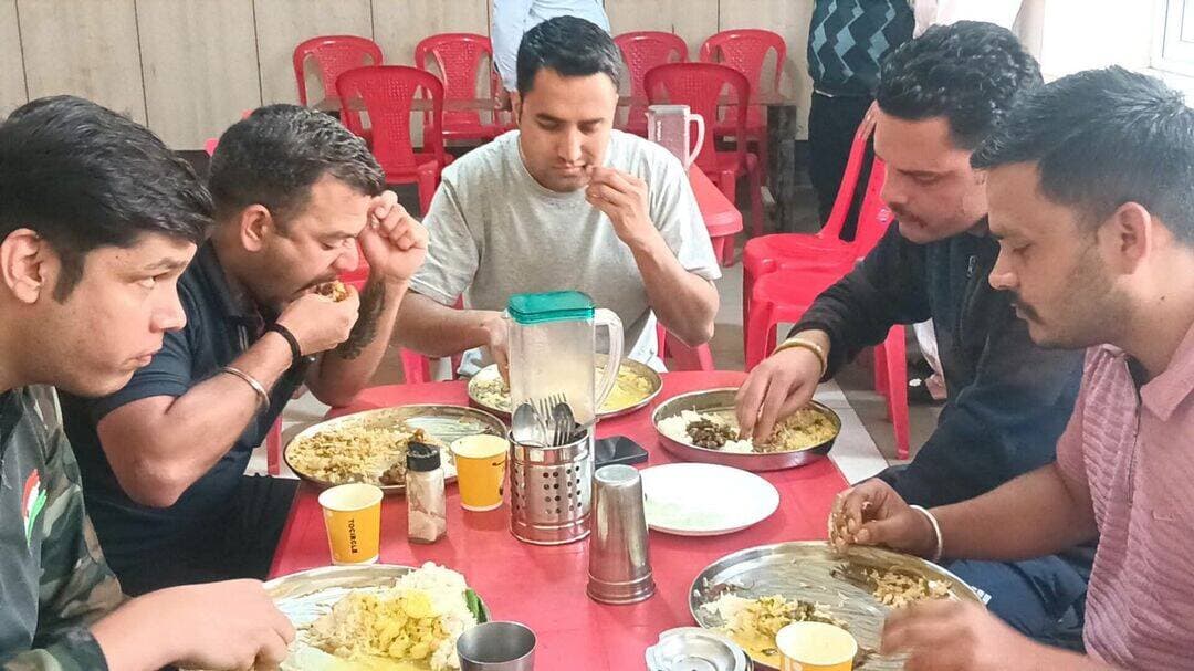 *स्वयं सहायता समूह के माध्यम से आरती ने चुनी आत्मनिर्भरता की राह*
*थुनाग मिनी सचिवालय में कैंटीन चलाकर हर महीने कमा रहीं 15 हजार रुपये*
*मंडी जिला में 8,274 स्वयं सहायता समूहों से जुड़ी 63,968 महिलाएं*
महिलाओं को आत्मनिर्भर बनाने और उनकी आर्थिक स्थिति सुदृढ़ करने के लिए किए जा रहे ‘सुक्खू सरकार’ के प्रयासों से हिमाचल प्रदेश में ग्रामीण महिलाएं स्वरोजगार की दिशा में आगे बढ़ रही हैं। इसी कड़ी में मंडी जिला के थुनाग क्षेत्र की ग्राम पंचायत उड़ीधार की आरती कुमारी स्वयं सहायता समूह के सहयोग से कैंटीन चलाकर अपने परिवार की आर्थिक जरूरतों को पूरा करने में योगदान दे रही हैं।
आरती कुमारी सरस्वती स्वयं सहायता समूह से जुड़ी हैं। समूह के माध्यम से उन्हें थुनाग मिनी सचिवालय में कैंटीन चलाने का अवसर मिला। वर्ष 2024 से वह एक अन्य महिला के साथ मिलकर कैंटीन का संचालन कर रही हैं। इस पहल से दोनों महिलाओं को रोजगार मिला है और वे अपनी आजीविका अर्जित कर रही हैं।
आरती कुमारी के अनुसार, कैंटीन के माध्यम से उन्हें हर महीने लगभग 15 हजार रुपये की आय हो जाती है। इससे वह घर का खर्च चलाने के साथ-साथ बच्चों की पढ़ाई की जरूरतों को भी पूरा करने में सहयोग कर रही हैं। स्वरोजगार से जुड़ने के बाद उन्हें परिवार की आर्थिक जिम्मेदारियां निभाने में मदद मिली है और आत्मनिर्भर बनने की राह प्रशस्त हुई है।
आरती कुमारी ने बताया कि उन्हें राष्ट्रीय ग्रामीण आजीविका मिशन (एनआरएलएम) के तहत दो लाख रुपये का ऋण मिला है, जिस पर 4 प्रतिशत ब्याज दर लागू है। इसके अतिरिक्त, स्वयं सहायता समूह को केंद्र सरकार की ओर से 15 हजार रुपये तथा प्रदेश सरकार की ओर से 25 हजार रुपये की स्टार्टअप राशि भी मिली है। इन आर्थिक सहयोगों से समूह की गतिविधियों को आगे बढ़ाने और महिलाओं को स्वरोजगार से जोड़ने में सहायता मिल रही है।
आरती कुमारी ने महिलाओं को स्वरोजगार के अवसर उपलब्ध करवाने के लिए प्रदेश सरकार और विशेषतौर पर मुख्यमंत्री ठाकुर सुखविंद्र सिंह सुक्खू का आभार व्यक्त किया। उन्होंने कहा कि स्वयं सहायता समूहों के माध्यम से महिलाओं को रोजगार के अवसर मिल रहे हैं। इससे वे अपनी आजीविका चलाने के साथ-साथ परिवार की आर्थिक स्थिति मजबूत करने में भी योगदान दे रही हैं।
मंडी जिला में 8,274 स्वयं सहायता समूह गठित
उपायुक्त अपूर्व देवगन ने बताया कि मंडी जिला के 14 विकास खंडों में कुल 8,274 स्वयं सहायता समूह गठित किए गए हैं, जिनसे 63,968 महिलाएं जुड़ी हैं। जिला में 727 ग्राम संगठन तथा 48 क्लस्टर स्तरीय संघ भी कार्यरत हैं। इनमें से 7,744 स्वयं सहायता समूहों और 662 ग्राम संगठनों की मैपिंग की जा चुकी है।
उन्होंने बताया कि स्वयं सहायता समूह ग्रामीण महिलाओं को आत्मनिर्भर बनाने, स्वरोजगार के अवसर उपलब्ध करवाने तथा उनकी आर्थिक स्थिति सुदृढ़ करने में महत्वपूर्ण भूमिका निभा रहे हैं। इन समूहों के माध्यम से महिलाएं सामूहिक प्रयासों से आजीविका के नए साधन विकसित कर रही हैं और परिवार की आर्थिक मजबूती में योगदान दे रही हैं।
-0-