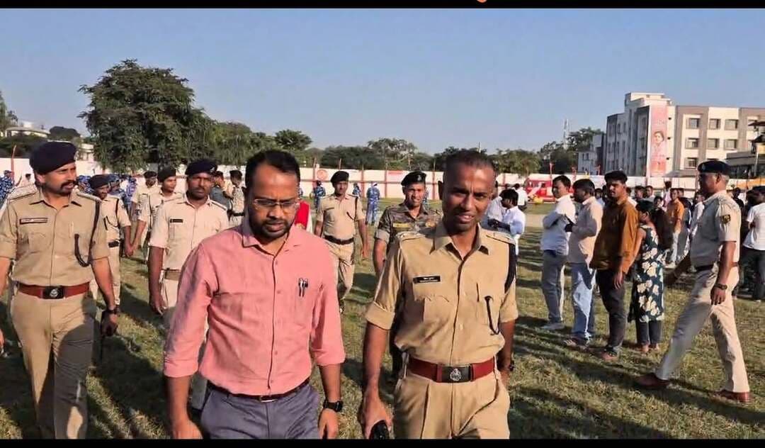 जिला प्रशासन एवं पुलिस प्रशासन के समन्वित नेतृत्व में शांतिपूर्ण एवं सफलतापूर्वक संपन्न हुआ रावण दहन कार्यक्रम
छपरा, सारण | 20 अक्टूबर 2026
दुर्गा पूजा समारोह के अंतर्गत विजयादशमी के अवसर पर आज रावण दहन का कार्यक्रम शांतिपूर्ण एवं सफलतापूर्वक संपन्न हुआ। जिला पदाधिकारी, सारण श्री वैभव श्रीवास्तव एवं वरीय पुलिस अधीक्षक, सारण श्री रौशन कुमार के संयुक्त नेतृत्व में जिला प्रशासन एवं पुलिस प्रशासन द्वारा दुर्गा पूजा के विभिन्न आयोजनों को सुव्यवस्थित ढंग से संपन्न कराने के लिए व्यापक तैयारियां की गई थीं। विधि-व्यवस्था संधारण, भीड़ प्रबंधन एवं आमजन की सुरक्षा को ध्यान में रखते हुए रावण दहन के आयोजन स्थल (राजेंद्र स्टेडियम) सहित पूरे रावण दहन जुलूस मार्ग पर आवश्यक प्रशासनिक एवं सुरक्षा व्यवस्था सुनिश्चित की गई थी।
कार्यक्रम के दौरान दंडाधिकारियों, पुलिस पदाधिकारियों एवं पुलिस बल की प्रतिनियुक्ति की गई थी। साथ ही, किसी भी आकस्मिक परिस्थिति से त्वरित रूप से निपटने तथा जरूरतमंदों को तत्काल चिकित्सा सहायता उपलब्ध कराने के उद्देश्य से मेडिकल टीमों की व्यवस्था भी की गई थी।
रावण दहन कार्यक्रम में लगभग 70 फीट ऊंचे रावण एवं 60 फीट ऊंचे मेघनाद के पुतलों का दहन किया गया। यह आयोजन भारतीय सांस्कृतिक परंपरा में बुराई पर अच्छाई, असत्य पर सत्य तथा अधर्म पर धर्म की विजय का प्रतीक है। विजयादशमी का पर्व समाज को अहंकार, अन्याय एवं बुराइयों का त्याग कर सत्य, सदाचार और नैतिक मूल्यों को अपनाने की प्रेरणा देता है।
जिला प्रशासन एवं पुलिस प्रशासन के समन्वित प्रयासों तथा प्रतिनियुक्त पदाधिकारियों एवं कर्मियों की सक्रिय भूमिका से रावण दहन कार्यक्रम सफलतापूर्वक संपन्न हुआ। विजयादशमी का यह पर्व अपने मूल संदेश के अनुरूप समाज में सद्भाव, सकारात्मकता एवं अच्छाई की विजय का संदेश देता है।