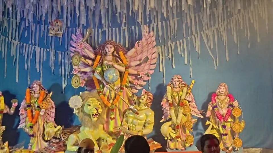 LIVE - মেঘের কোলে পাখির ডানা, রংবেরঙের পাখির আনাগোনা আর প্রকৃতির অপরূপ সৌন্দর্যে সেজে উঠেছে দুর্গাপুজোর মণ্ডপ। ‘মেঘের কোলে পাখির দেশ’ থিমে দর্শনার্থীদের মন জয় করছে ঝাড়গ্রাম জেলার গোপীবল্লভপুর থানা সার্বজনীন দুর্গোৎসব। ৮৩ বছরের ঐতিহ্যবাহী এই পুজোকে ঘিরে নবমীর সন্ধ্যায় দর্শনার্থীদের ঢল নামল। উৎসবের আনন্দে মেতে উঠলেন এলাকার মানুষজন।
