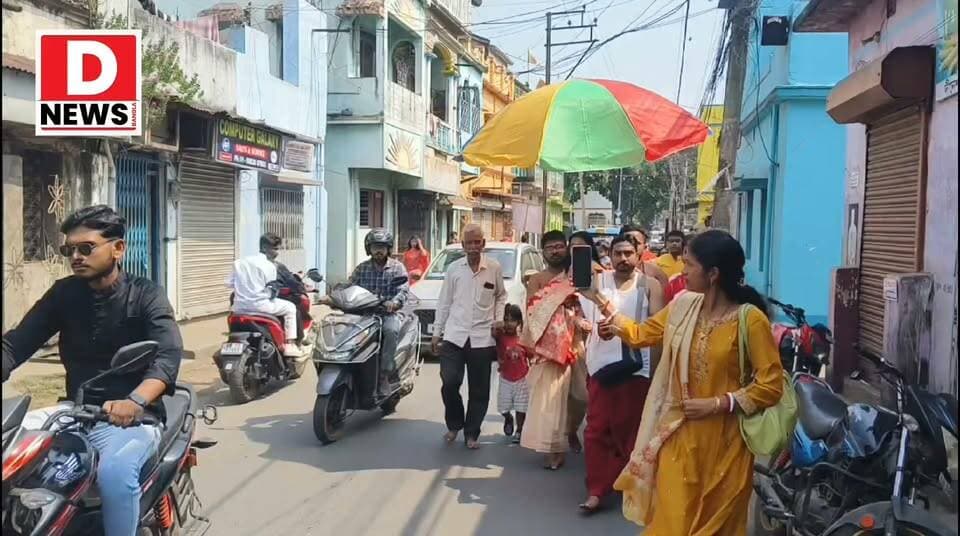 ধনী-দরিদ্রের প্রকারভেদে অঞ্জলি দেওয়ার অধিকার নিয়ে চালু হওয়ার জনকল্যাণ সমিতির প্রাচীন পুজোর 93 তম বর্ষের কুমারি পুজো হলো সাড়ম্বরে! কুমারী মাকে সন্তুষ্ট করে আশীর্বাদ নিলেন পরিবারের সকলে
#Dnews #KumariPuja #Addapuja #Midnaporepuja
