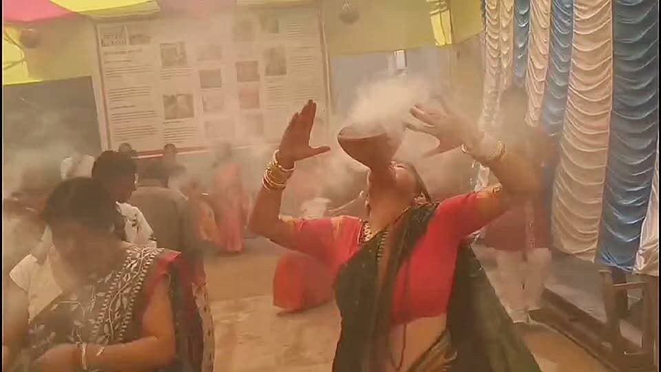 পশ্চিম মেদিনীপুরের ঐতিহ্যশালী বিপ্লবী শহরে অনেকগুলি বনেদি বাড়ি এবং জমিদার বাড়ির পুজো রয়েছে যার মধ্যে অন্যতম হলো চিড়িমারসাই নন্দী বাড়ির দুর্গাপুজো। প্রায় ৪৫০ বছরের অধিক এই পুজোয় এবারও পালন হলো সাড়ম্বরে। তবে পুজোর ঐতিহ্য নিয়ম নীতি মেনে এখনো ধুনুচি নৃত্য হয়। এই দিনও সকল মহিলারা উপস্থিত হয়ে বিভিন্ন আদব-কায়দায় ধুনুচি নাচ নাচলেন সেই সঙ্গে মাকে এর আরাধনা করলেন।
#Dnews #dhunuchinach #nandibari #durgapuja