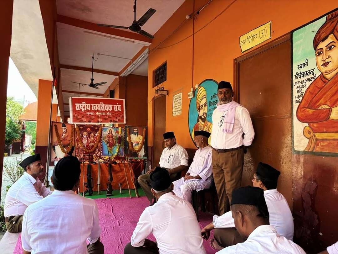 #बलिया #बेल्थरारोड #विजयदशमी पर राष्ट्रभक्ति, सनातन संस्कृति और अनुशासन के संकल्प के साथ राष्ट्रीय स्वयंसेवक संघ की नगर इकाई ने सरस्वती शिशु विद्या मंदिर परिसर में किया शस्त्र पूजन, भारत माता और प्रभु श्रीराम के पूजन के साथ संघ के 101 वर्ष पूरे होने पर स्वयंसेवकों ने लिया राष्ट्रसेवा का संदेश। जिला कार्यवाह शतीस जी ने शस्त्र पूजन की प्राचीन परंपरा, त्याग, समर्पण और संस्कारों के महत्व पर प्रकाश डालते हुए कहा कि स्वयंसेवकों का अनुशासन और समर्पण समाज को सनातन संस्कृति से जोड़ते हुए अखंड भारत के लक्ष्य की ओर बढ़ने की प्रेरणा देता है। भारत माता की जय, वंदे मातरम् और जय श्रीराम के गगनभेदी उद्घोष से गूंज उठा विद्यालय परिसर।
#followerseveryone #nonfollowersviewers #all
#RSS #Vijayadashami #ShastraPujan #BharatiyaCulture