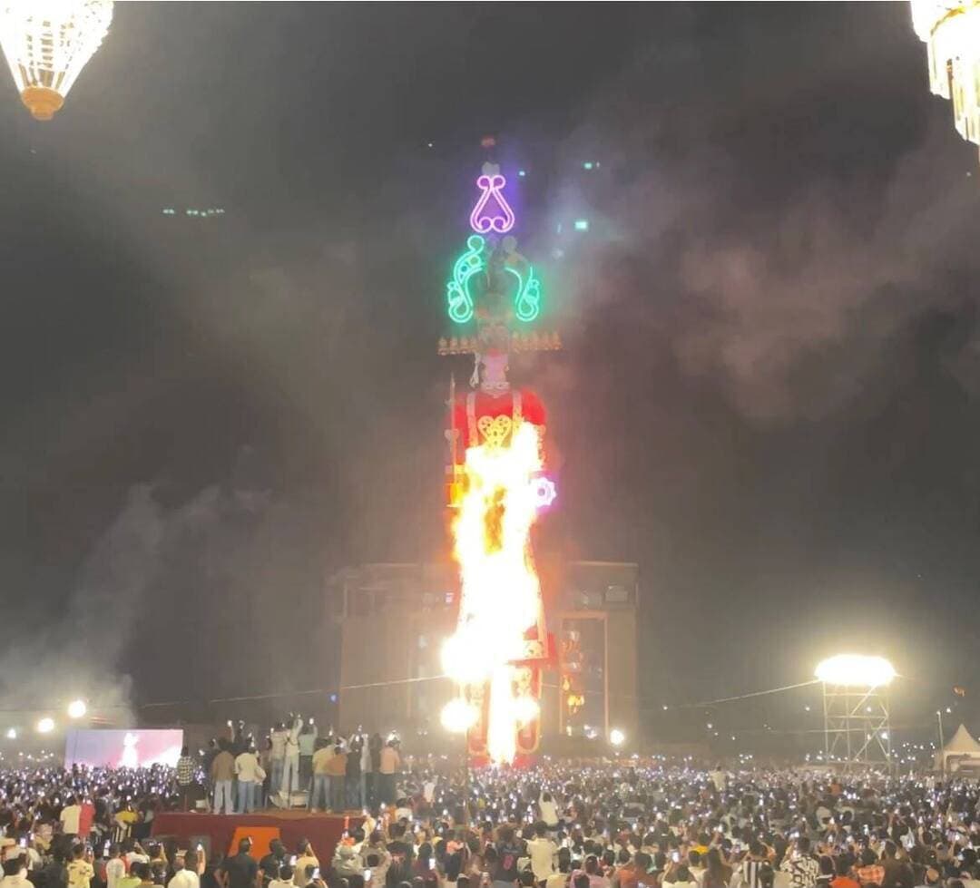 पंचकूला में धूमधाम से मनाया दशहरा महोत्सव, 221 फीट ऊंचा रावण का पुतला बना आकर्षण का केंद्र
पंचकूला 20 अक्टूबर : शालीमार ग्राउंड में मंगलवार को दशहरा महोत्सव बड़ी धूमधाम से मनाया गया। श्री माता मनसा देवी दशहरा कमेटी और श्री आदर्श रामलीला ड्रामाट्रिक क्लब की ओर से आयोजित महोत्सव में 221 फीट ऊंचा रावण का पुतला मुख्य आकर्षण रहा।
वरिष्ठ संघ प्रचारक प्रेम जी गोयल मुख्य अतिथि रहे। राज्यसभा सांसद श्रीमती रेखा शर्मा, उपायुक्त श्री सतपाल शर्मा, पुलिस उपायुक्त सुश्री अदिति सिंह, मुख्यमंत्री के राजनीतिक सचिव श्री तरुण भंडारी, पंचकूला के मेयर श्री श्यामलाल बंसल, श्री रतन लाल कटारिया ट्रस्ट की संयोजक और चेयरमैन, हरियाणा अनुसूचित जाति आयोग श्रीमती बंतो कटारिया, एसपीएस कंस्ट्रक्शन इंडिया के एमडी एसपी सिंगला, सनलिट ग्रुप के चेयरमैन रमेश गुप्ता, यूनाईटड बायोटेक प्रा. लि. के डा. मनन गक्खड़ उपस्थित रहे। लोग रावण के जलते पुतले को अपने कैमरे में कैद करने के लिए उत्सुक दिखे।
हरियाणवीं गायक तेजपाल ने गानों से लोगों का खूब मनोरंजन किया। सबसे बड़े रावण को देखने के लिए हज़ारों की संख्या में लोग पहुंचे। श्री माता मनसा देवी दशहरा कमेटी के चेयरमैन विष्णु गोयल, प्रधान नवराज मित्तल जॉनी, महासचिव संदीप गुप्ता और वरिष्ठ उपप्रधान अमित गोयल ने आए हुए अतिथियों का स्वागत किया। विष्णु गोयल और नवराज मित्तल ने बताया कि महोत्सव के दौरान शानदार आतिशबाजी की गई। महासचिव संदीप गुप्ता ने कहा कि दशहरा भारतीय संस्कृति और धार्मिक परंपरा का महत्वपूर्ण पर्व है। रावण दहन बुराई पर अच्छाई और असत्य पर सत्य की विजय का प्रतीक है। इसी भावना के साथ इस बार कार्यक्रम को भव्य बनाने के साथ धार्मिक और सांस्कृतिक परंपराओं को भी प्रमुखता दी। 221 फीट ऊंचे रावण के पुतले और आकर्षक आतिशबाजी को देखने के लिए पंचकूला सहित पूरे ट्राईसिटी के लोगों में उत्सुकता थी।
इस अवसर पर सतपाल गर्ग, विष्णु गोयल, नवराज मित्तल जॉनी, संदीप गुप्ता, अमित गोयल, प्रदीप कांसल, दीपक गोयल, दिव्या गोयल, तिलक बंसल, संदीप सिंगला, विनोद गर्ग, ज्ञान सिंह, राज मित्तल, भूषण गर्ग, अजय अग्रवाल, राकेश गुप्ता, कुलदीप गुप्ता, मुकेश संगला, पंकज और विजेंद्र गर्ग सहित अन्य सदस्य मौजूद रहे।