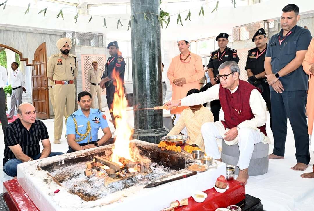 राज्यपाल प्रो. असीम कुमार घोष ने माता मनसा देवी मंदिर में की पूजा-अर्चना, प्रदेश की खुशहाली की कामना
हवन-यज्ञ में आहुतियां अर्पित कर किया कन्या पूजन, प्रदेशवासियों की सुख-समृद्धि के लिए मांगा आशीर्वाद
पंचकूला, 20 अक्टूबर। हरियाणा के राज्यपाल प्रो. असीम कुमार घोष ने मंगलवार को पंचकूला स्थित ऐतिहासिक श्री माता मनसा देवी मंदिर में विधिवत पूजा-अर्चना कर माता का आशीर्वाद प्राप्त किया। इस दौरान उन्होंने प्रदेशवासियों की सुख-समृद्धि, खुशहाली और कल्याण की कामना की।
मंदिर पहुंचने पर अतिरिक्त उपायुक्त एवं श्री माता मनसा देवी श्राइन बोर्ड के मुख्य कार्यकारी अधिकारी विवेक आर्य ने राज्यपाल का स्वागत किया। इसके बाद राज्यपाल ने मुख्य मंदिर में माता मनसा देवी की पूजा-अर्चना की और प्रदेश की उन्नति एवं जनकल्याण की कामना की।
पूजा-अर्चना के बाद राज्यपाल मंदिर परिसर स्थित यज्ञशाला पहुंचे, जहां वैदिक मंत्रोच्चारण के बीच आयोजित हवन-यज्ञ में उन्होंने आहुतियां अर्पित कीं। इस अवसर पर उन्होंने कन्या पूजन किया और कन्याओं को भोजन भी करवाया।
कार्यक्रम के दौरान श्राइन बोर्ड के मुख्य कार्यकारी अधिकारी विवेक आर्य ने राज्यपाल को सम्मान स्वरूप माता मनसा देवी का चित्र भेंट किया।
इस अवसर पर राज्यपाल के एडीसी स्क्वाड्रन लीडर पी. भरत, पुलिस उपायुक्त अदिति सिंह, श्री माता मनसा देवी श्राइन बोर्ड की सचिव शारदा प्रजापति, सहायक योजना अधिकारी पावस शर्मा, बोर्ड के एसडीओ राकेश पाहुजा सहित अन्य गणमान्य व्यक्ति उपस्थित रहे।
#पंचकूला #माता_मनसा_देवी #हरियाणा #राज्यपाल #धार्मिक_समाचार #सच्ची_खबर_सटीक_विश्लेषण