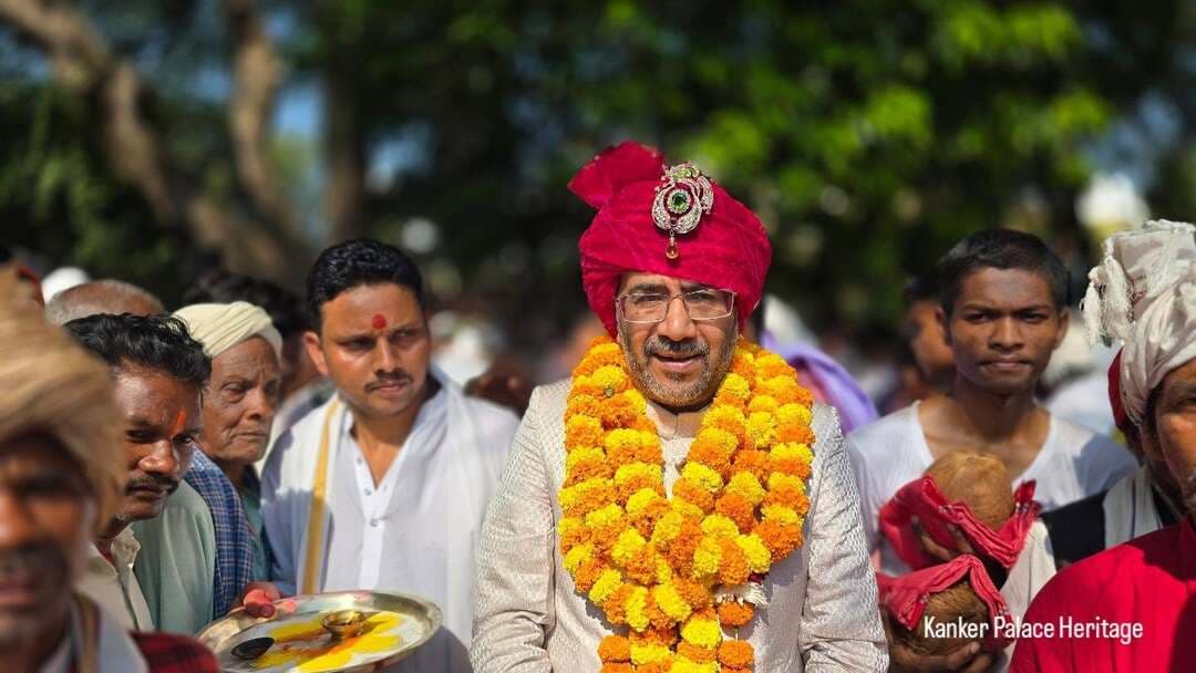### देव मिलन और कांकेर दशहरा
राजपरंपरा, आस्था और बस्तर की सांस्कृतिक विरासत
कांकेर पैलेस और कांकेर दशहरा छत्तीसगढ़ की उन परंपराओं से जुड़े हैं, जहाँ राजपरिवार, स्थानीय देवी-देवताओं और जनजातीय समुदायों की आस्था एक साथ दिखाई देती है।
देव मिलन केवल धार्मिक अनुष्ठान नहीं, बल्कि स्थानीय परंपराओं, सामुदायिक सहभागिता और ऐतिहासिक राजपरंपरा का प्रतीक भी है। वहीं, कांकेर दशहरा अपनी विशिष्ट धार्मिक मान्यताओं और स्थानीय रीति-रिवाजों के कारण बस्तर अंचल की सांस्कृतिक पहचान का महत्वपूर्ण हिस्सा है।
### देव मिलन की परंपरा
कांकेर दशहरा के अवसर पर आसपास के गांवों से ग्रामीण अपने पारंपरिक देवी-देवताओं के साथ कांकेर राजमहल पहुँचते हैं। राजपरिवार द्वारा अंगादेव की विशेष पूजा-अर्चना की जाती है। ढोल-नगाड़ों, पारंपरिक वाद्ययंत्रों और लोकनृत्यों के बीच यह आयोजन आस्था और सामूहिक सहभागिता का अनूठा दृश्य प्रस्तुत करता है।
### दशहरा मिलन का सामाजिक महत्व
रियासतकाल में दशहरा मिलन राजपरिवार और प्रजाजनों के बीच संवाद का अवसर भी था। समय के साथ इसका स्वरूप बदला है, लेकिन राजमहल और आसपास के ग्रामीण समुदायों के बीच सांस्कृतिक जुड़ाव आज भी इस परंपरा की विशेष पहचान है।
स्थान: कांकेर राजमहल, कांकेर, छत्तीसगढ़ अवसर: विजयादशमी / दशहरा मुख्य आकर्षण: देव मिलन, अंगादेव की पूजा, पारंपरिक वाद्ययंत्र, जनजातीय नृत्य और राजपरंपरा।
संदर्भ: कांकेर पैलेस · कांकेर दशहरा