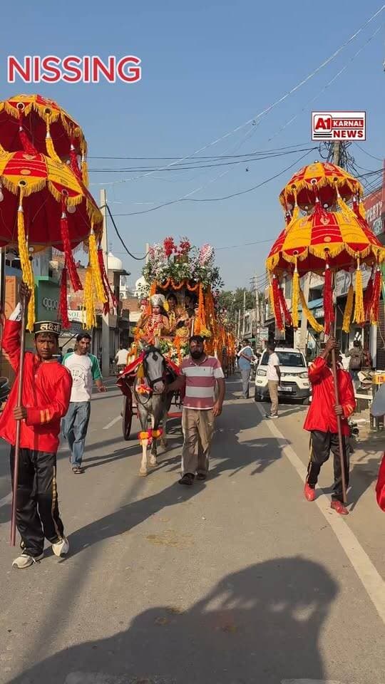 पूरा शहर जय श्री राम की जयकारो उसे गूंज उठा और शहर में बड़ी ही सुंदर शोभायात्रा का आयोजन।जय बाबा नगर खेड़ा सेवा समिति व श्री सनातन धर्म शिव मंदिर के संयुक्त तत्वाधान में प्रधान लाल रोशन लाल गोयल व सुमित ठाकुर के नेतृत्व में रावण दहन से पूर्व सुंदर झांकियां से सुसज्जित नगर शोभा यात्रा निकाली गई। बैंड बाजे के साथ निकाली गई शोभायात्रा को श्री सनातन धर्म शिव मंदिर से प्रारंभ कर गोंदर रोड बाईपास से गुजारा गया। गुल्लरपुर रोड से होते हुए पुरानी अनाज मंडी तक ले जाया गया। जहां से मुख्य बाजार होते हुए मंदिर में विश्राम दिलाया गया। शोभा यात्रा में श्री राम लक्ष्मण सीता हनुमान व रावण दल सहित रामायण के अन्य किरदारों की सुंदर झांकियां लोगों के आकर्षण का केंद्र बनी रही। बैंड बाजे के पीछे रथों पर सवार श्रीराम लक्ष्मण सीता हनुमान भरत शत्रुघ्न सहित रावण दल की झांकियां थी।। लोगों ने श्रीराम को नमन कर आशीर्वाद लिया। जगह-जगह शोभायात्रा का स्वागत किया गया। मंदिर प्रधान लाल रोशन लाल गोयल कृष्ण सेन, जयप्रकाश शर्मा, डा राधेश्याम गुप्ता, अनिल शर्मा, महिपाल राणा, वेद चित्रा, श्रवण सेन, गणेश गोयल, पृथ्वीराज शर्मा, गणेश गोयल, शिव कुमार वर्मा सहित अन्य यात्रा की अगुवाई कर रहे थे। इस दौरान युवाओं ने जमकर आतिशबाजी की। वहीं जमकर जय श्री राम के जय घोष गूंजे। बता दे की मंदिर में बीते एक सप्ताह से रामायण का मंचन किया जा रहा था।