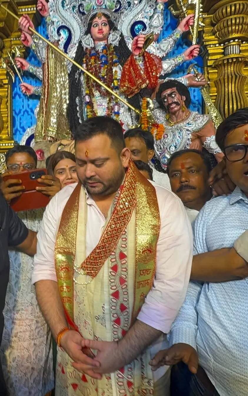 नेता प्रतिपक्ष तेजस्वी यादव ने विभिन्न पूजा पंडालों में की पूजा पाठ
