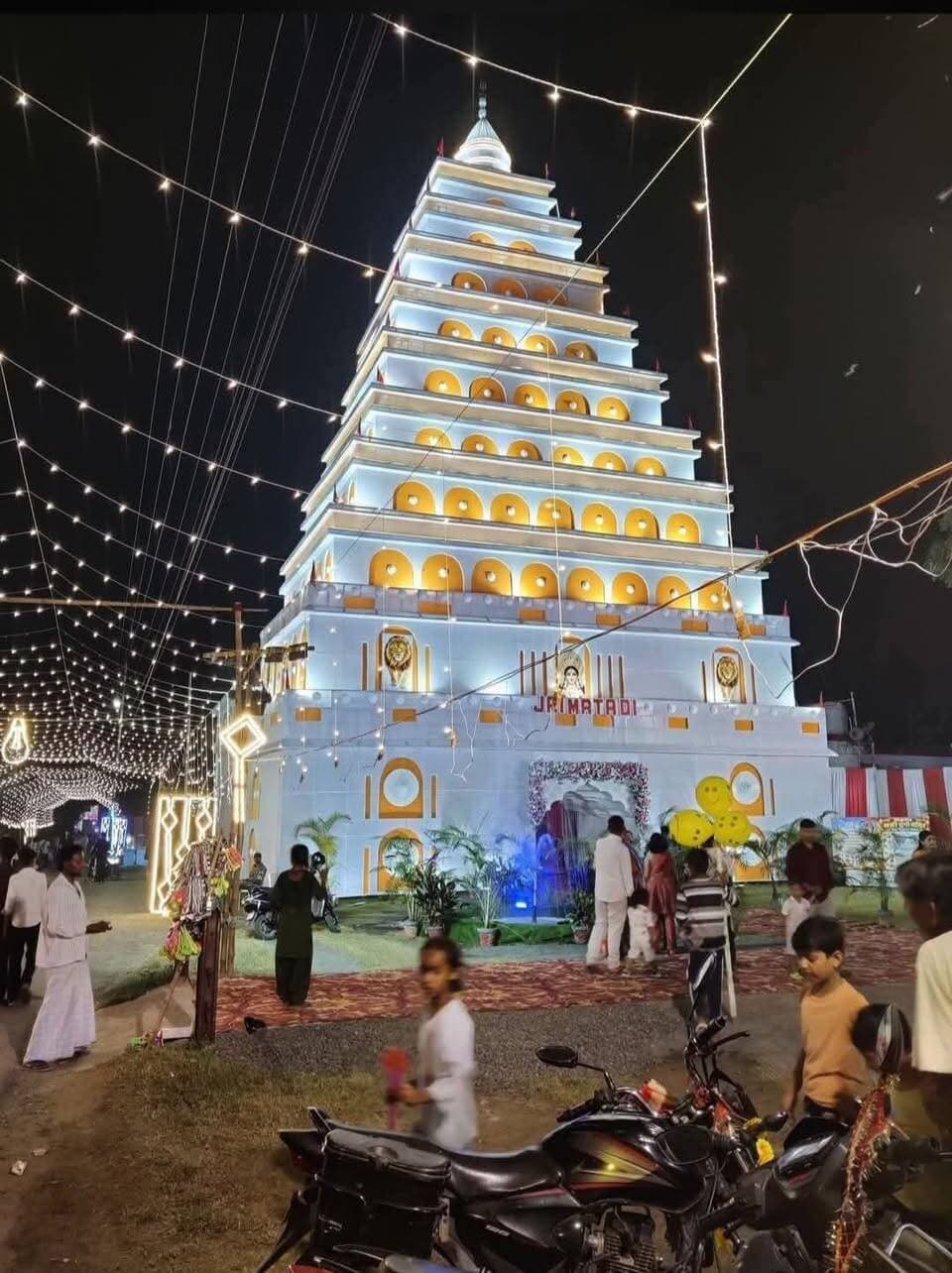 दुर्गा पूजा 2026: मधुपुर के भव्य पंडालों ने जीता दिल — आपका पसंदीदा कौन?
हर मोहल्ले में एक नई कहानी, अनोखी खूबसूरती — अब तक के सबसे आकर्षक पंडाल, कमेंट में बताएं टॉप कौन
इस साल दुर्गा पूजा के पंडालों की भव्यता और विविधता ने सचमुच दिल जीत लिया है। हर जगह एक अलग कहानी और अनोखी खूबसूरती है। हर मोहल्ले में एक से बढ़कर एक पंडालों को सुंदर और भव्य तरीके से सजाया गया है, जो देखने में बहुत ही सुंदर और आकर्षक लग रहे हैं।
वैसे तो सभी पंडाल सुंदर हैं, लेकिन किसी एक तस्वीर को चुनना मुश्किल लग रहा है। आप सब हमें नीचे कमेंट करके बताएं कि आपको इनमें से कौन-सा पंडाल सबसे ज्यादा पसंद आया —
1. रेलवे न्यू कॉलोनी, मधुपुर
2. कालीपुट टाउन, मधुपुर
3. श्री श्री सिद्धेश्वरी दुर्गा पूजा समिति, थाना मोड़
4. शेखपुरा राजराजेश्वरी दुर्गा पूजा समिति
5. डंगालपड़ा दुर्गा पूजा समिति, मधुपुर
6. मिलन संघ, खलासी मोहल्ला
7. पुलपार दुर्गा पूजा समिति
8. पुरानी धर्मशाला गांधी चौक पूजा समिति, मधुपुर
9. हटिया दुर्गा पूजा समिति, मधुपुर
10. पंच मंदिर रोड दुर्गा पूजा समिति, मधुपुर
11. कॉलेज रोड दुर्गा पूजा समिति
12. लालगढ़ दुर्गा पूजा समिति
इनमें से टॉप कौन है? जरूर बताएं — कमेंट में अपना पसंदीदा पंडाल लिखें और टॉप कौन, यह आप ही तय करें!
#DurgaPuja #PandalLove #FestivalVibes #Dussehra #CommentLikeShareFollow #MaaDurga #Bhakti #jaimatadi