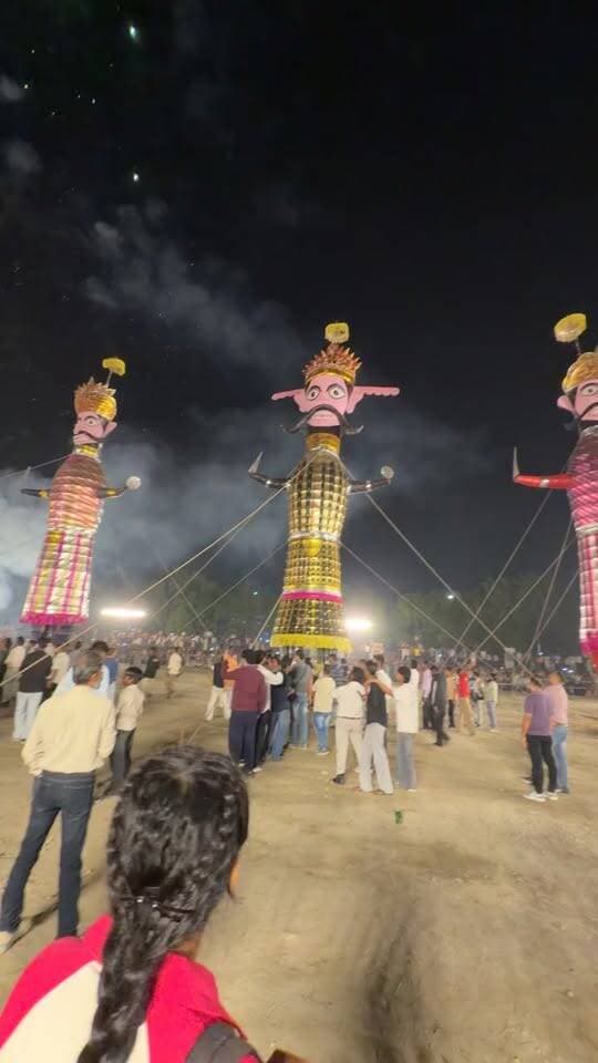 और असत्य पर सत्य की हुई जीत धुँ धुँ कर जला रावण..