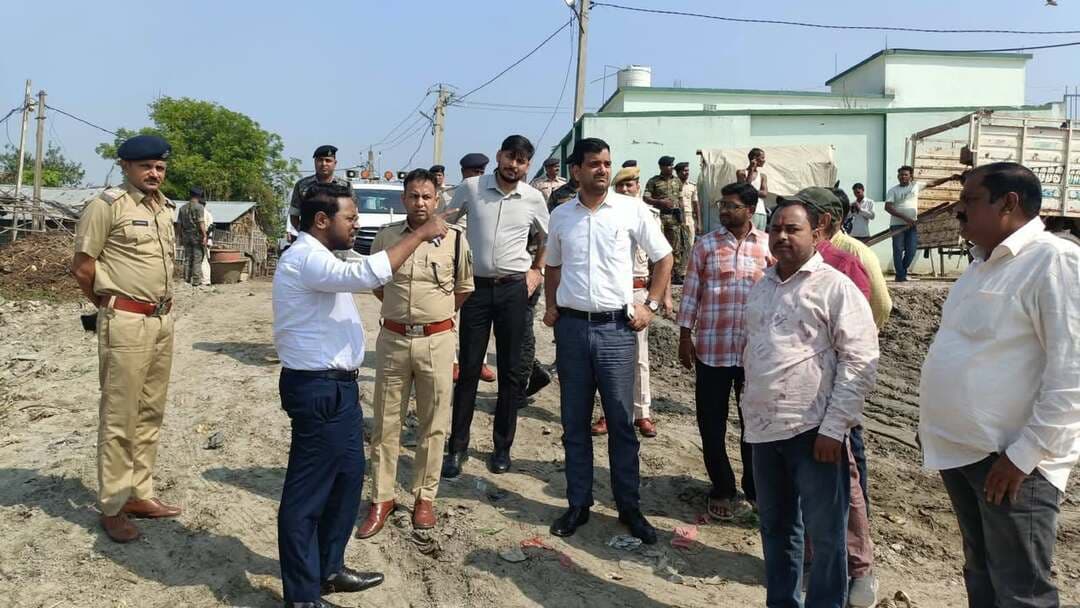 कटिहार पुलिस एवं जिला प्रशासन की संयुक्त पहल: मूर्ति विसर्जन एवं आगामी छठ महापर्व को लेकर घाटों का निरीक्षण, दिए गए आवश्यक दिशा-निर्देश।
आज दिनांक-20.10.2026 को जिला पदाधिकारी श्री आशुतोष द्विवेदी एवं पुलिस अधीक्षक, कटिहार श्री परिचय कुमार के द्वारा नगर थाना एवं सहायक थाना क्षेत्रांतर्गत शहरी क्षेत्रों की नदियों तथा मनिहारी स्थित गंगा नदी के विभिन्न घाटों का निरीक्षण किया गया।
निरीक्षण के दौरान मूर्ति विसर्जन एवं आगामी छठ महापर्व के मद्देनजर घाटों की स्थिति, सुरक्षा-व्यवस्था एवं विधि-व्यवस्था का जायजा लिया गया। इस क्रम में संबंधित पदाधिकारियों को श्रद्धालुओं की सुरक्षा, घाटों पर आवश्यक व्यवस्था सुनिश्चित करने तथा भीड़ प्रबंधन एवं अन्य आवश्यक सुरक्षा उपायों को लेकर दिशा-निर्देश दिए गए।
जिला प्रशासन एवं कटिहार पुलिस द्वारा मूर्ति विसर्जन एवं छठ महापर्व को शांतिपूर्ण, सुरक्षित एवं सौहार्दपूर्ण वातावरण में संपन्न कराने हेतु आवश्यक तैयारियाँ की जा रही हैं।
Information & Public Relations Department, Government of Bihar CMO Bihar Samrat Choudhary CM Samrat Katihar Police ICDS Bihar Social Welfare Department, Government of Bihar