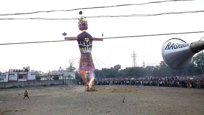 ਅੰਮ੍ਰਿਤਸਰ 2: ਅੰਮ੍ਰਿਤਸਰ ਦੇ ਦੁਰਗਿਆਣਾ ਤੀਰਥ ਵਿਖੇ 100 ਫੁੱਟ ਉੱਚੇ ਰਾਵਣ ਦੇ ਪੁਤਲੇ ਦਾ ਦਹਿਨ