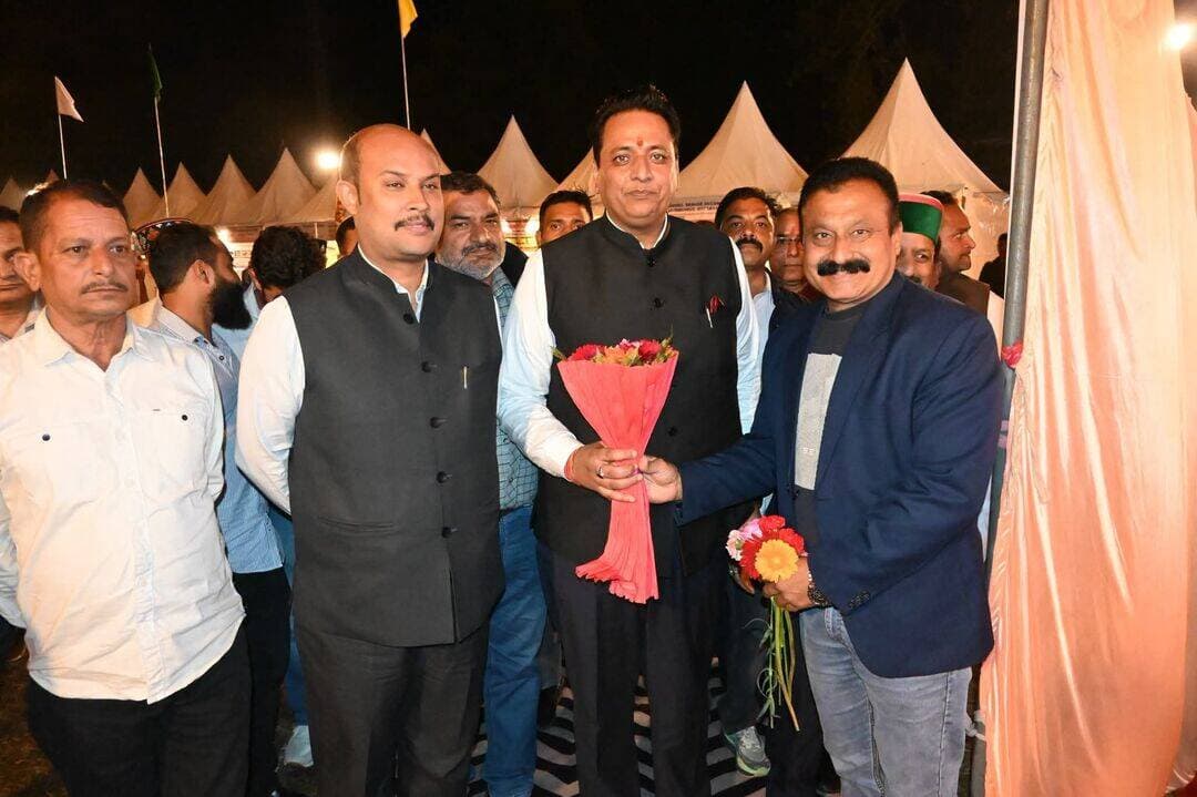 *मेले और उत्सव हमारी संस्कृति के अभिन्न अंग : अनुराग शर्मा*
*राज्यसभा सांसद ने जयसिंहपुर राज्य स्तरीय दशहरा महोत्सव की दूसरी सांस्कृतिक संध्या में बतौर मुख्य अतिथि की शिरकत*
:
जयसिंहपुर में आयोजित राज्य स्तरीय दशहरा महोत्सव की दूसरी सांस्कृतिक संध्या में राज्यसभा सांसद अनुराग शर्मा ने मुख्य अतिथि के रूप में शिरकत की।
इस अवसर पर आयुष, युवा सेवाएं एवं खेल मंत्री यादविंद्र गोमा ने राज्यसभा सांसद का स्वागत किया और उत्सव की दूसरी सांस्कृतिक संध्या की शोभा बढ़ाने पर उनका हार्दिक आभार प्रकट किया। खेल मंत्री ने उत्सव समिति की ओर से मुख्य अतिथि को स्मृति चिह्न भेंट कर सम्मानित किया।
राज्यसभा सांसद अनुराग शर्मा ने आयोजन समिति को सफल आयोजन की बधाई दी। उन्होंने कहा कि मेले और त्योहार हमारी समृद्ध सांस्कृतिक धरोहर का प्रमुख हिस्सा हैं तथा इन्हें संजोकर रखना समाज के हर नागरिक का नैतिक दायित्व है। ऐसे उत्सवों से समाज में आपसी सहयोग, समरसता, सौहार्द और भाईचारे की भावना सुदृढ़ होती है। प्रदेश में आयोजित होने वाले ये पारंपरिक मेले हमारी समृद्ध परंपराओं एवं संस्कृति का सजीव दर्शन कराते हैं, जिससे हमारी उच्च धरोहर आने वाली पीढ़ियों तक सुगमता से हस्तांतरित होती है। इन उत्सवों में सांस्कृतिक कार्यक्रमों तथा खेलकूद प्रतियोगिताओं के आयोजन से ग्रामीण क्षेत्रों की छिपी प्रतिभाओं को राष्ट्रीय व प्रांतीय स्तर पर बेहतरीन अवसर प्राप्त होते हैं।इस से पूर्व दूसरी संध्या में पंहुचने पर दशहरा कमेटी की तरफ से आयुष मंत्री यादविंदर गोमा ने उन्हें शाल टोपी व स्मृति चिन्ह भेंट कर सम्मानित किया । विशिष्ट अतिथि एसपी कांगड़ा कुलभूषण वर्मा को एसडीएम संजीव ठाकुर ने शाल टोपी स्मृति चिन्ह भेंट कर सम्मानित किया।
इस अवसर पर पुलिस अधीक्षक कांगड़ा कुलभूषण वर्मा, ब्लॉक कांग्रेस अध्यक्ष जसवंत डढवाल, उत्सव समिति के सरकारी तथा गैर-सरकारी सदस्य, विभिन्न विभागों के वरिष्ठ अधिकारी, पंचायती राज संस्थाओं के निर्वाचित प्रतिनिधि और स्थानीय गणमान्य नागरिक विशेष रूप से उपस्थित रहे।
राज्य स्तरीय दशहरा उत्सव की दूसरी सांस्कृतिक संध्या अरविंद राजपूत व सुनील मस्ती के नाम रही
जयसिंहपुर । राज्य स्तरीय दशहरा उत्सव की दूसरी सांस्कृतिक संध्या में वॉलीवुड गायक अरविंद राजपूत , सुनील मस्ती ,बंटी इंदौरिया , रखी गौतम ,संजीव दीक्षित ऋषिका कपूर ,धीरज शर्मा ने खूब धमाल मचाया । सभी गायकों ने एक से बढ़ कर एक गाने गा कर लोगों को भरपूर मनोरंजन किया ।
संजीव दीक्षित ने चाहूँगा में तुझे साँझ सवेरे , भेड़ा टेरिया नीलमा, हरि डालिए सुपाइन च मिलना जरूर, पक्की कनका आदि गाने गाये ।
इसके बाद मंच पर धीरज शर्मा ने कि परलिया धारा पंछी कूकू बोलदा, भला स्पाहिया डोगरेया रस्लाइयाँ रसलियाँ धारा, इस गरांयें देया लंबड़ा आदि गाने गाकर खूब तालियाँ बटोरी ।
धीरज शर्मा के बाद मंच पर आए बंटी इंदौरीया ने तू मुंडू कांगड़े दा , ढोल शराबी , असी बंदे पहाड़ी
तेरे घुटणु काड़ा सरदारनिए
तेरी वे डाइवरो कनाडा बलिया , दिल लेगी कुड़ी गुजरात दी सहित एक से बढ़कर एक गाने गाकर दर्शकों को खूब नचाया ।
इसके बाद ऋषिका कपूर शिवा कैलाशों के वासी गाकर महिला भक्तिमय कर दिया इसके बाद उन्होंने कपड़ेयाँ धोआँ केन रोआँ कुंजुआ गाकर दर्शकों को झूमने पर विवश कर दिया ।
इसके बाद मच पर आए सुनील मस्ती ने हो के जुदा तनहाइयाँ गाने से शुरुआत की ।कुछ सेलड़ियाँ कुछ पिलड़ियाँ , ओया वो ल लारिया बैठने जो दूँगी पंद
दिल ते ज़ख़म खाते हैं उनको प्यार करते हैं
पहाड़ी गाने लोगो को खूब भाये । उसके बाद रखी गोतम ने मंच संभाला ।राखी गोतम ने शैयार तू तो बदला नहीं है , कोई मिल गया, सात समुंदर पार से पीछे पीछे , फूलों सा चेहरा तेरा गाकर लोगों को झूमने पर विवश कर दिया ।
सन्ध्या के अंत मे अरविन्द राजपूत ने मंच सम्भाला । उन्होंने इक हसीना थी एक दीवाना था गाने से कार्यक्रम की शुरुआत की । इसके बाद दिल का दरिया , जाने जाना , बचना ए हसीनो लो में आ गया,कोई मिल गया , ओम शांति ओम , जाट यमला पगला गाने गाकर लोगों का भरपूर मनोरंजन किया । जब अरविन्द ने खाई के पान बना रसवाला गाया तो युवा दर्शकों ने खूब ठुमके लगाए ।इस के बाद अरविन्द ने एक से बढ़ एक हिंदी पहाड़ी गाने गाकर लोगों को कार्यक्रम के अंत तक पंडाल बांधे रखा