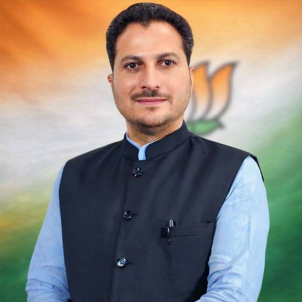 कुल्लू में पुलिस टीम पर हमला और चरस तस्करी के आरोपियों को छुड़ाना प्रदेश की कानून व्यवस्था पर गंभीर सवाल : राकेश जमवाल
कांग्रेस सरकार में नशा माफिया के हौसले बुलंद, पुलिस ही सुरक्षित नहीं तो आम जनता की सुरक्षा कौन करेगा : राकेश जमवाल
शिमला। भाजपा के मुख्य प्रवक्ता एवं विधायक राकेश जमवाल ने कुल्लू जिले की लग घाटी के जकरेहड़ क्षेत्र में चरस तस्करी के आरोपियों को पकड़ने गई पुलिस टीम पर भीड़ द्वारा हमला करने और आरोपियों को जबरन छुड़ाकर ले जाने की घटना को अत्यंत दुर्भाग्यपूर्ण, चिंताजनक और प्रदेश की कानून व्यवस्था के लिए गंभीर चुनौती बताया है। उन्होंने कहा कि मुख्यमंत्री सुखविंदर सिंह सुक्खू के नेतृत्व वाली कांग्रेस सरकार में अपराधियों और नशा माफिया के हौसले इस कदर बुलंद हो चुके हैं कि अब कानून की रक्षा करने वाली पुलिस को भी खुलेआम निशाना बनाया जा रहा है।
राकेश जमवाल ने कहा कि प्राप्त जानकारी के अनुसार पुलिस ने गुप्त सूचना के आधार पर दो संदिग्ध व्यक्तियों को रोककर उनके कब्जे से चरस बरामद की थी, लेकिन इसी दौरान लगभग 40 लोगों की भीड़ ने पुलिस टीम पर हमला कर आरोपियों को छुड़ा लिया। आरोप है कि इस भीड़ में एक महिला पंचायत प्रधान भी शामिल थी। पुलिस द्वारा मौके से 508 ग्राम चरस बरामद करना इस मामले की गंभीरता को दर्शाता है। उन्होंने कहा कि यदि पुलिस की वैधानिक कार्रवाई में इस प्रकार बाधा उत्पन्न की जाएगी तो प्रदेश में नशे के कारोबार पर अंकुश कैसे लगेगा?
भाजपा मुख्य प्रवक्ता ने कांग्रेस सरकार पर निशाना साधते हुए कहा कि हिमाचल प्रदेश में कानून व्यवस्था को लेकर सरकार के बड़े-बड़े दावे जमीनी हकीकत से मेल नहीं खाते। मुख्यमंत्री स्वयं गृह विभाग की जिम्मेदारी संभाल रहे हैं, ऐसे में इस घटना की नैतिक और प्रशासनिक जिम्मेदारी से वह बच नहीं सकते। उन्होंने सवाल किया कि आखिर अपराधियों में कानून का भय क्यों समाप्त होता दिखाई दे रहा है? पुलिस पर हमला करने वालों को इतना दुस्साहस कहां से मिल रहा है?
जमवाल ने कहा कि हिमाचल का युवा पहले ही चिट्टे और अन्य नशीले पदार्थों की बढ़ती समस्या से जूझ रहा है। ऐसे समय में नशा तस्करी के आरोपियों को पुलिस हिरासत से छुड़ाने जैसी घटनाएं बेहद खतरनाक संदेश देती हैं। उन्होंने कहा कि नशे के खिलाफ लड़ाई केवल भाषणों और घोषणाओं से नहीं जीती जा सकती, इसके लिए मजबूत राजनीतिक इच्छाशक्ति, निष्पक्ष कार्रवाई और पुलिस का मनोबल बढ़ाना आवश्यक है।
उन्होंने प्रदेश सरकार से मांग की कि इस पूरे मामले में शामिल प्रत्येक व्यक्ति की पहचान कर तत्काल गिरफ्तारी सुनिश्चित की जाए, फरार आरोपियों को दोबारा पकड़ा जाए तथा पुलिस टीम पर हमले की निष्पक्ष जांच हो। यदि किसी भी स्तर पर राजनीतिक संरक्षण या दबाव की बात सामने आती है तो उसकी भी जांच होनी चाहिए।
राकेश जमवाल ने कहा कि कांग्रेस सरकार को स्पष्ट करना चाहिए कि जब प्रदेश में पुलिसकर्मी ही सुरक्षित नहीं हैं, तो आम नागरिकों की सुरक्षा की गारंटी कौन देगा? भाजपा नशे के खिलाफ लड़ाई में पुलिस के साथ खड़ी है और प्रदेश की युवा पीढ़ी के भविष्य से खिलवाड़ किसी भी कीमत पर बर्दाश्त नहीं किया जाना चाहिए।