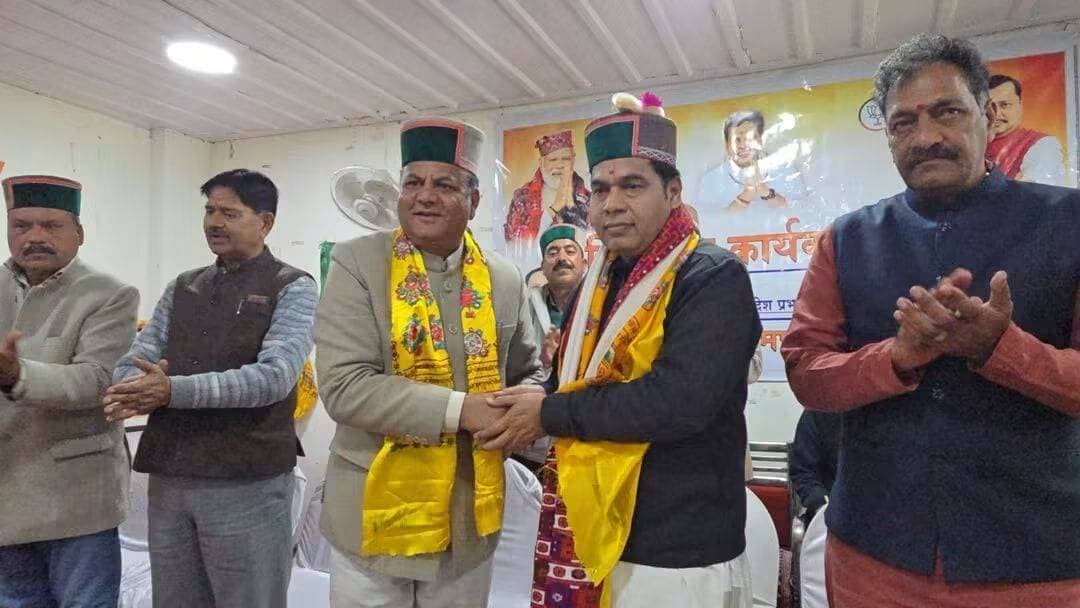 संगठन की मजबूती ही भाजपा की सबसे बड़ी ताकत, प्रत्येक कार्यकर्ता पार्टी की अमूल्य पूंजी : श्रीकांत शर्मा
किन्नौर में भाजपा प्रदेश प्रभारी श्रीकांत शर्मा ने संगठनात्मक बैठक को किया संबोधित, बूथ स्तर तक संगठन को और मजबूत बनाने का दिया मंत्र
किन्नौर, 20 अक्तूबर। भारतीय जनता पार्टी के प्रदेश प्रभारी एवं मथुरा से विधायक श्रीकांत शर्मा ने आज किन्नौर के नीचार में आयोजित संगठनात्मक बैठक को संबोधित करते हुए पार्टी पदाधिकारियों एवं कार्यकर्ताओं का मार्गदर्शन किया। उन्होंने संगठन की मजबूती, कार्यकर्ताओं की सक्रिय भागीदारी और जनसेवा के संकल्प को भाजपा की सबसे बड़ी शक्ति बताया।
श्रीकांत शर्मा ने कहा कि भारतीय जनता पार्टी केवल एक राजनीतिक दल नहीं, बल्कि राष्ट्रसेवा, सुशासन और अंत्योदय की विचारधारा पर आधारित एक सशक्त संगठन है। भाजपा की वास्तविक ताकत उसका समर्पित कार्यकर्ता है, जो समाज के अंतिम व्यक्ति तक पहुंचकर सेवा और संगठन के कार्यों को आगे बढ़ाता है।
उन्होंने कार्यकर्ताओं से आह्वान किया कि प्रत्येक बूथ को मजबूत बनाया जाए तथा मंडल से लेकर जिला स्तर तक संगठनात्मक गतिविधियों में निरंतरता लाई जाए। उन्होंने कहा कि कार्यकर्ता जनता के बीच रहकर उनकी समस्याओं को समझें और समाधान के लिए सक्रिय भूमिका निभाएं।
श्रीकांत शर्मा ने कहा कि प्रधानमंत्री नरेंद्र मोदी के नेतृत्व में केंद्र सरकार की जनकल्याणकारी योजनाओं और विकास कार्यों की जानकारी घर-घर तक पहुंचाना प्रत्येक कार्यकर्ता की जिम्मेदारी है।
उन्होंने हिमाचल प्रदेश की कांग्रेस सरकार की कार्यप्रणाली पर भी सवाल उठाते हुए कहा कि भाजपा कार्यकर्ता जनहित के मुद्दों को मजबूती से उठाएं और सरकार की जवाबदेही सुनिश्चित करें।
उन्होंने कहा कि आगामी विधानसभा चुनावों के दृष्टिगत संगठन को और अधिक सक्रिय, अनुशासित एवं एकजुट बनाना आवश्यक है। किन्नौर का प्रत्येक कार्यकर्ता संगठन की मजबूती में महत्वपूर्ण भूमिका निभाएगा।
उन्होंने कार्यकर्ताओं को एकजुटता, समर्पण और सेवा भाव के साथ कार्य करते हुए संगठन को नई ऊंचाइयों तक पहुंचाने का संकल्प दिलाया।
