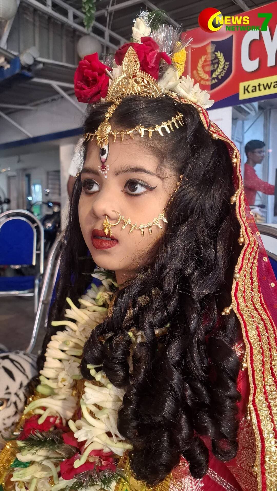 কাটোয়া থানায় নবমীর কুমারী পুজো, ‘চণ্ডিকা’ রূপে পূজিতা আইসি সঞ্চয়ন ব্যানার্জির সাত বছরের কন্যা সমৃদ্ধি।
কুমারী পূজার খবর আসছে @newsnetwork 7
#Katwa #KatwaPolice #KumariPuja #DurgaPuja2026 #Chandika #Saradotsav #NewsNetwork7