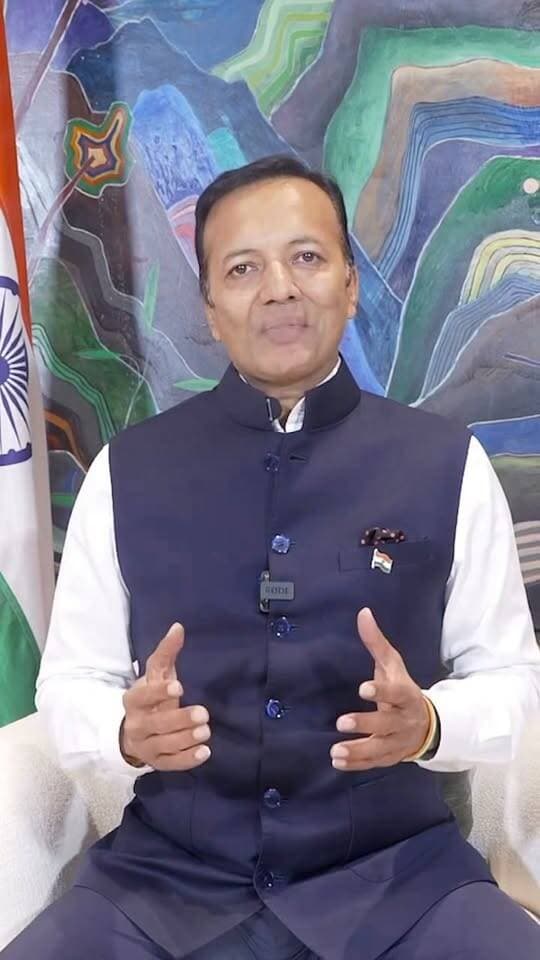 सत्य का रास्ता कितना भी कठिन क्यों न हो, अंत में विजय उसी की होती है।
यही संदेश भगवान श्रीकृष्ण ने कुरुक्षेत्र की धर्मभूमि पर दिया था, और यही दशहरा हमें हर वर्ष याद दिलाता है।
आप सभी को विजयादशमी की हार्दिक शुभकामनाएं। आपका जीवन सुख, समृद्धि और अच्छे स्वास्थ्य से भरा रहे।
जय श्री राम।