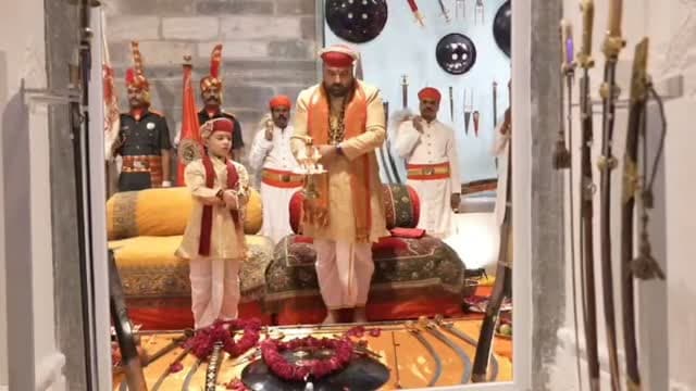 विजयादशमी पर डॉ. लक्ष्यराज सिंह मेवाड़ ने किया
पूर्वजों के ऐतिहासिक अस्त्र-शस्त्रों का पूजन
उदयपुर.असत्य पर सत्य और अधर्म पर धर्म की विजय के प्रतीक विजयादशमी के पावन पर्व पर मेवाड़ के पूर्व राजपरिवार के सदस्य, 77वें श्री एकलिंग दीवान एवं महाराणा मेवाड़ चैरिटेबल फाउंडेशन के अध्यक्ष एवं प्रबंध न्यासी डॉ. लक्ष्यराज सिंह मेवाड़ ने अपने पुत्र महाराज कुमार हरितराज सिंह मेवाड़ के साथ पूर्वजों के ऐतिहासिक अस्त्र-शस्त्रों का प्राचीन परंपरानुसार विधि-विधान से पूजन किया।
उदयपुर सिटी पैलेस स्थित ऐतिहासिक शस्त्रागार ‘सलेहखाना’ में आयोजित इस पूजन में मेवाड़ के गौरवशाली इतिहास, शौर्य, पराक्रम और समृद्ध राजपरंपराओं के प्रतीक विभिन्न ऐतिहासिक अस्त्र-शस्त्रों को पूजनार्थ रखा गया। महाराणा उदयसिंह द्वितीय (ई.स. 1537-1572) के शासनकाल में निर्मित इस सलेहखाने में मेवाड़ के प्रतापी महाराणा सांगा, वीर शिरोमणि महाराणा प्रताप, महाराणा राज सिंह सहित अन्य महाराण