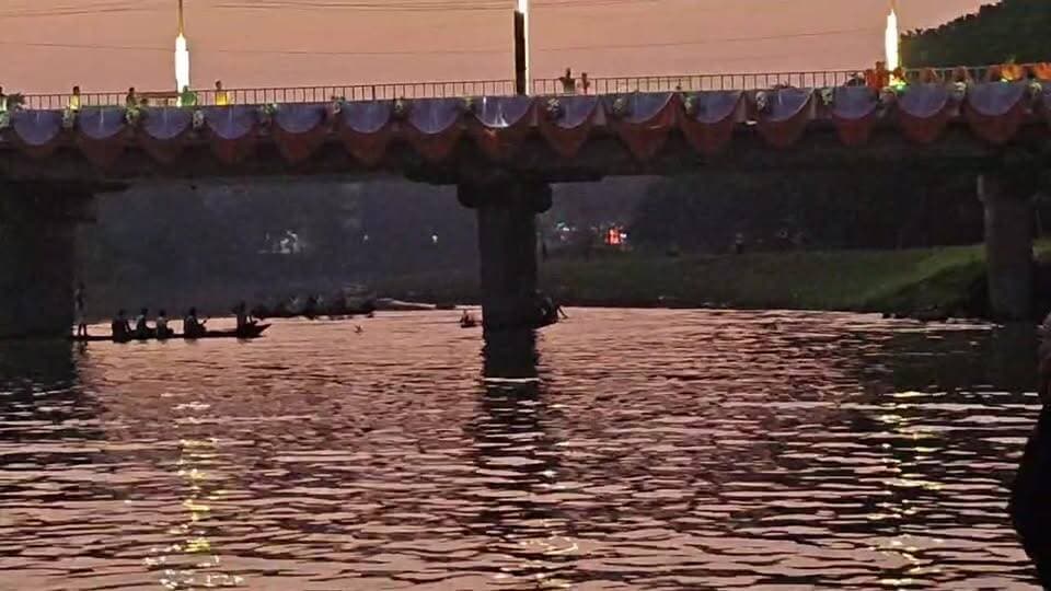 📍সুটুঙ্গার নদী বক্ষে চলছে নৌকা বাইচ। উপস্থিত রয়েছে নিশিথ প্রামানিক